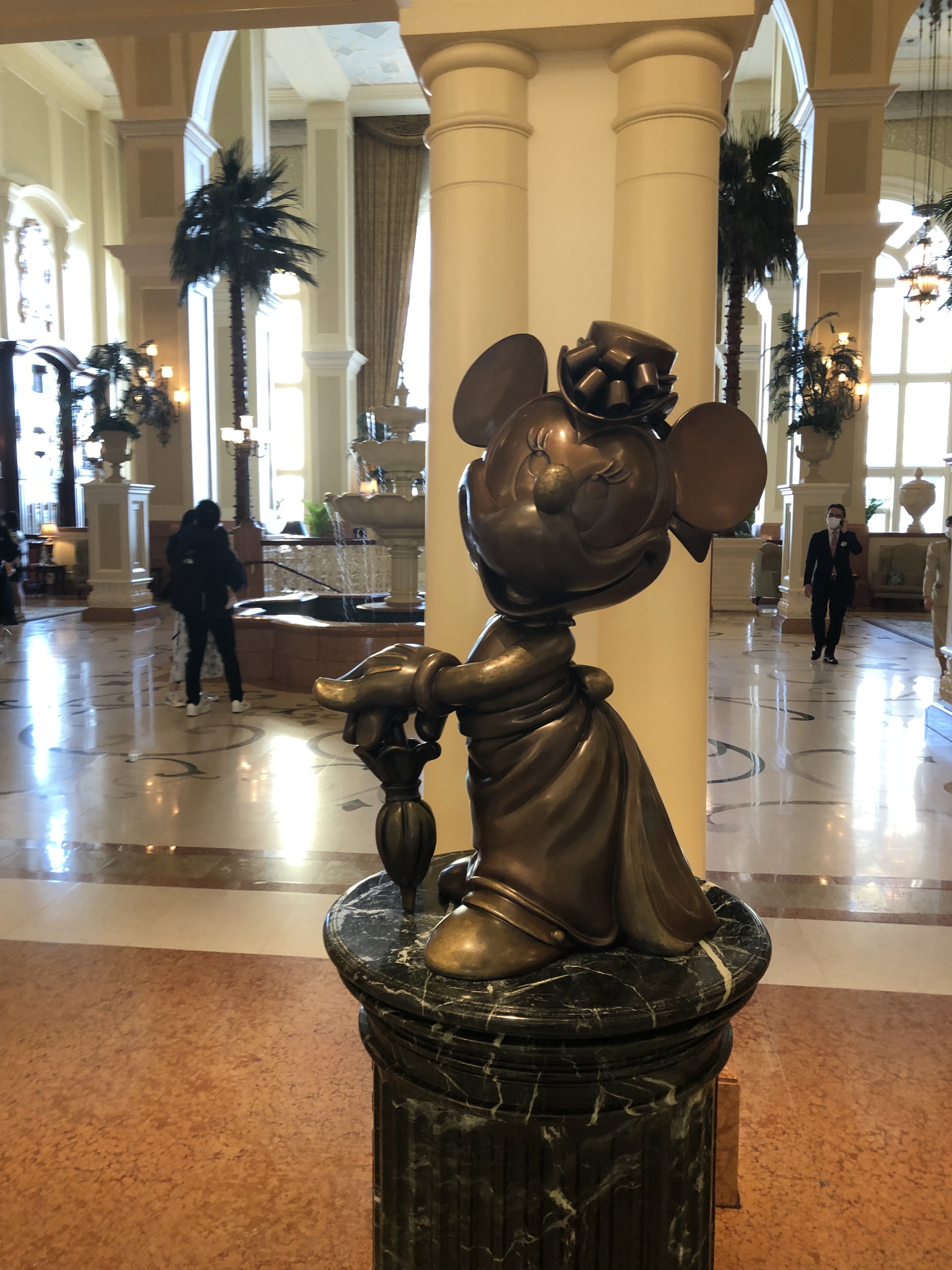 ミニー　ブロンズ像　ロビー