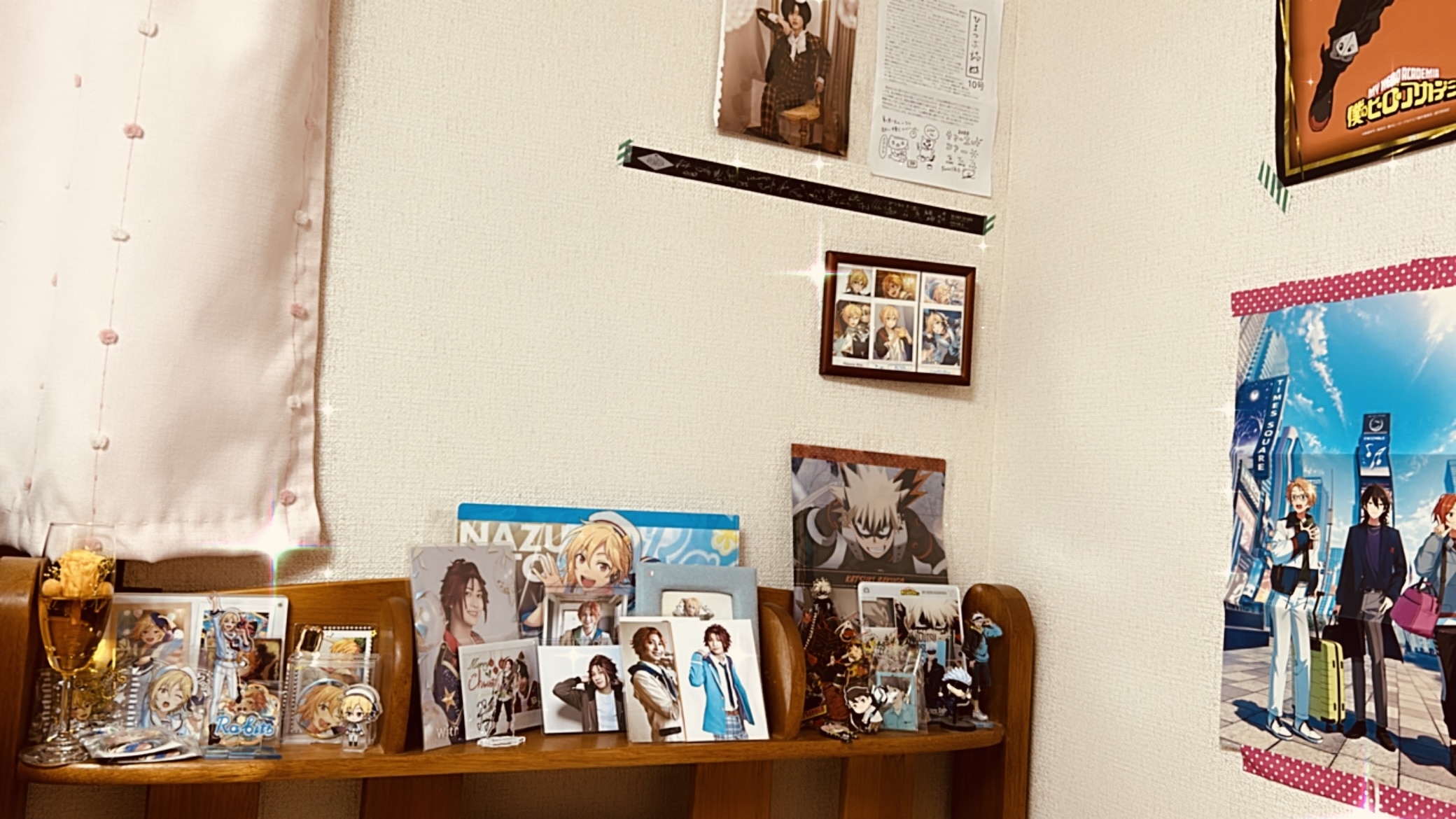 ベッド周りの棚に置いている推しグッズやポスター。
