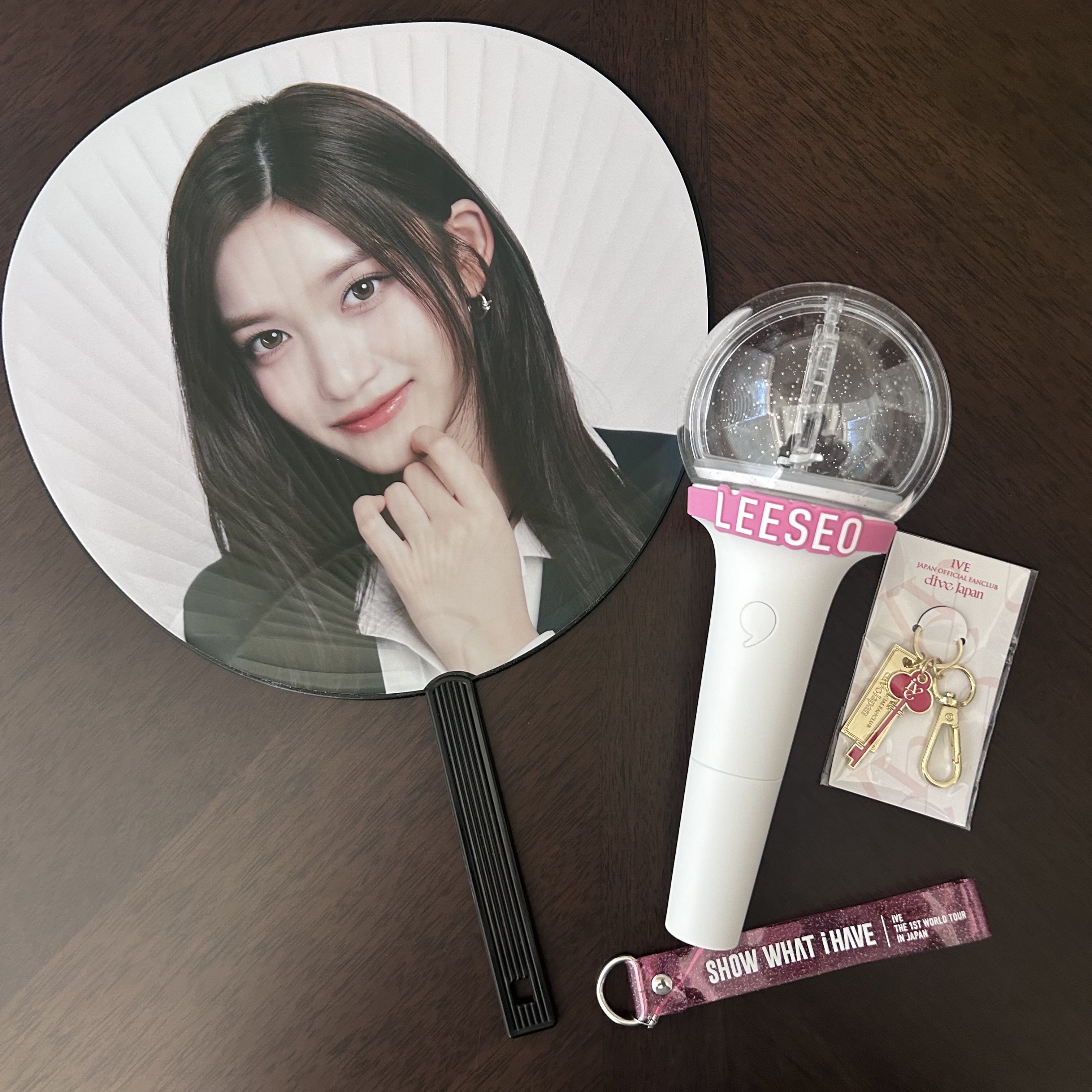 IVEライブグッズ、ペンライト、うちわ