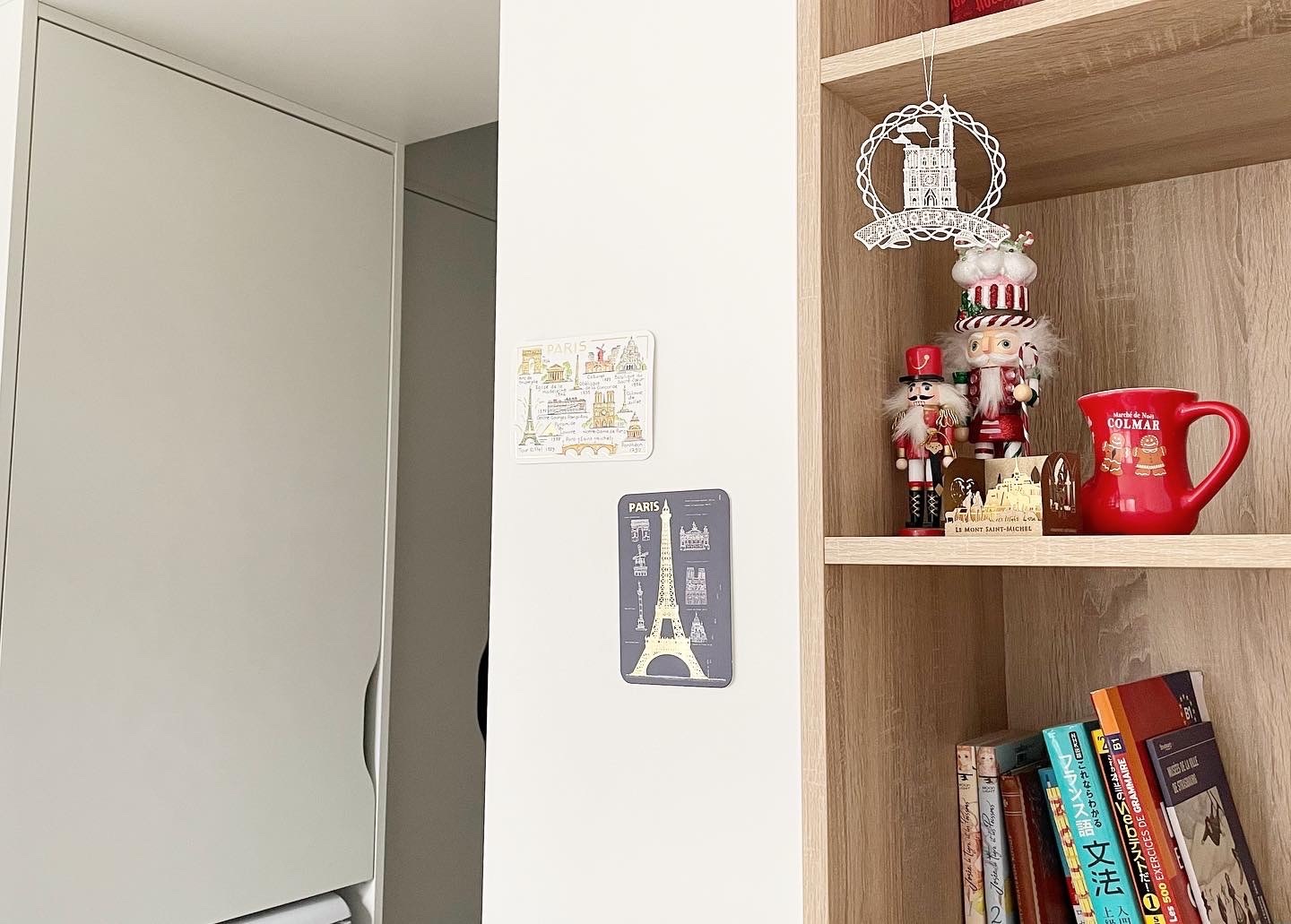 本棚と壁に貼ったポストカード