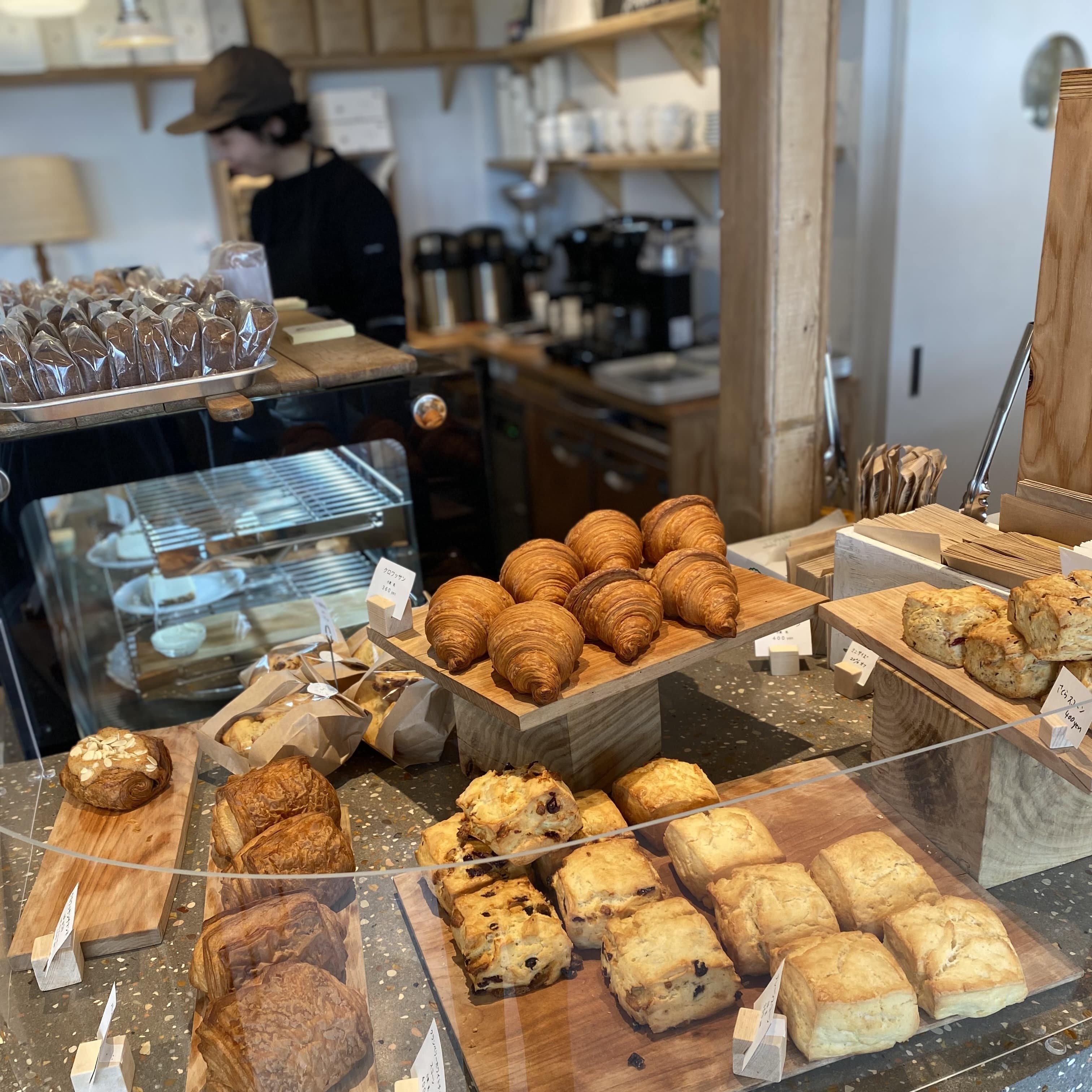 『Karuizawa Commongrounds軽井沢コモングラウンズ）』の一角にある「軽井沢書店　中軽井沢店」の店内。併設されたカフェ「SHOZO COFFEE」のショーケース。スコーンやクロワッサンなどのスイーツとパンが並んでいる。
