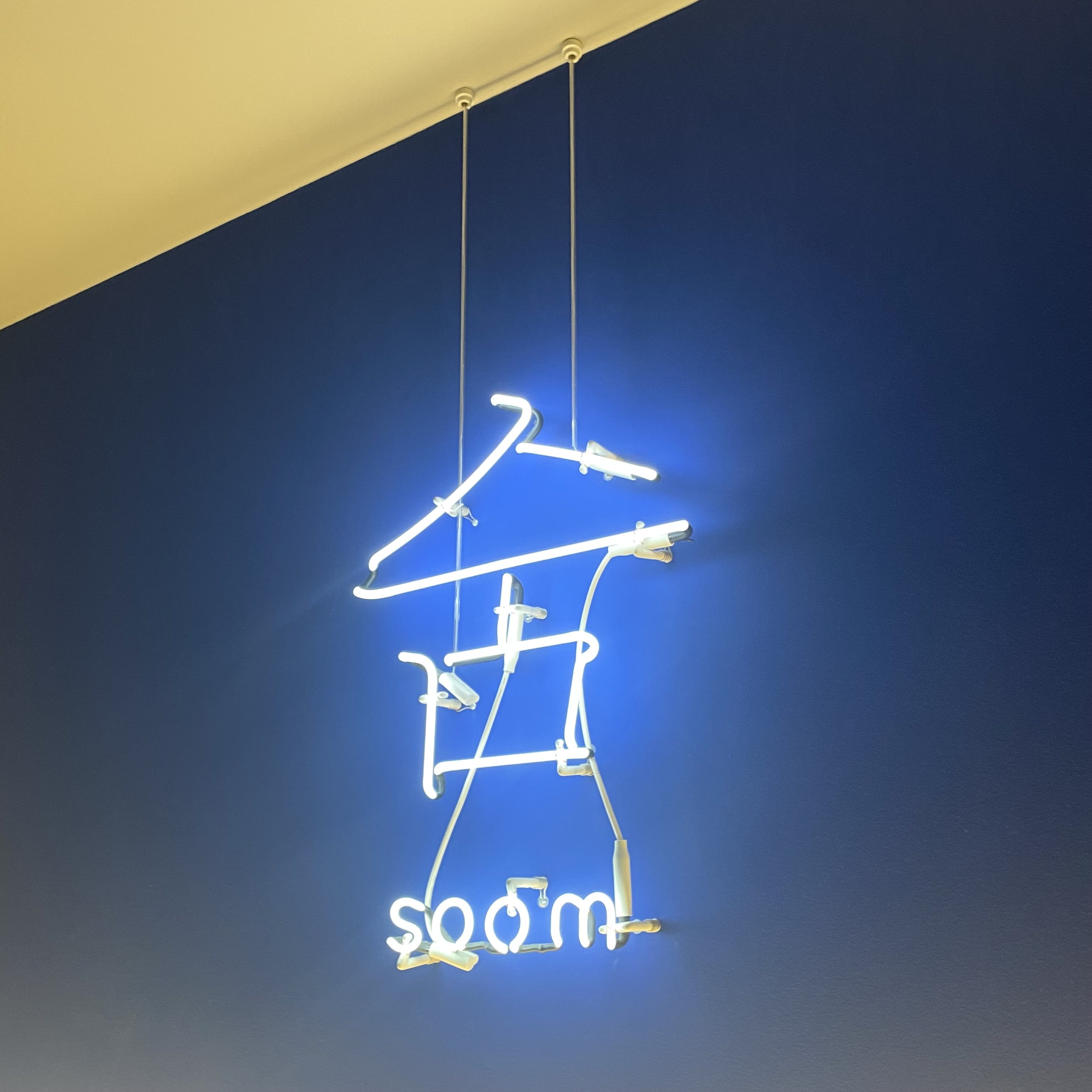 スムカフェ　フォトジェニックなネオン管