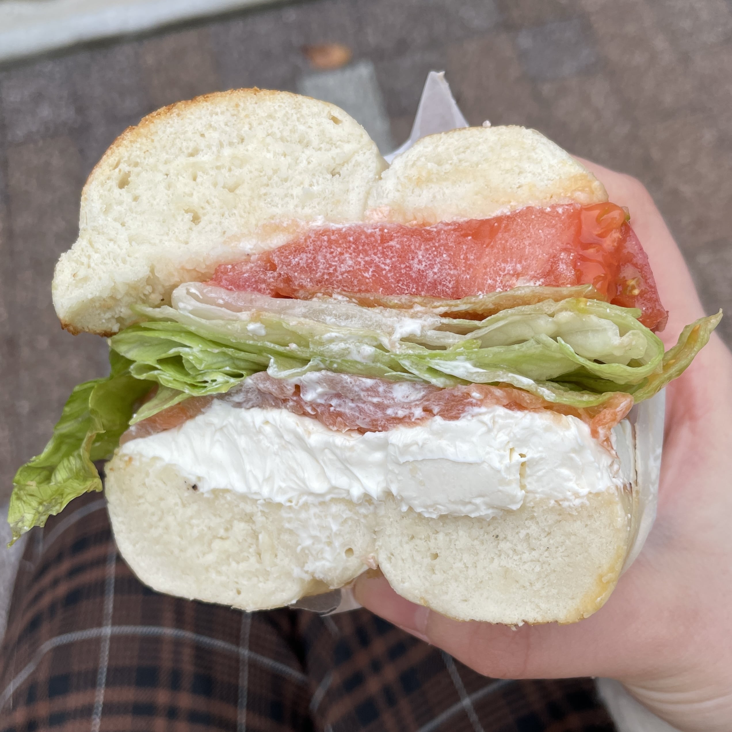 プレーンベーグル＋サーモン＋トマト＋レタス＋クリームチーズ(少なめ)のサンド