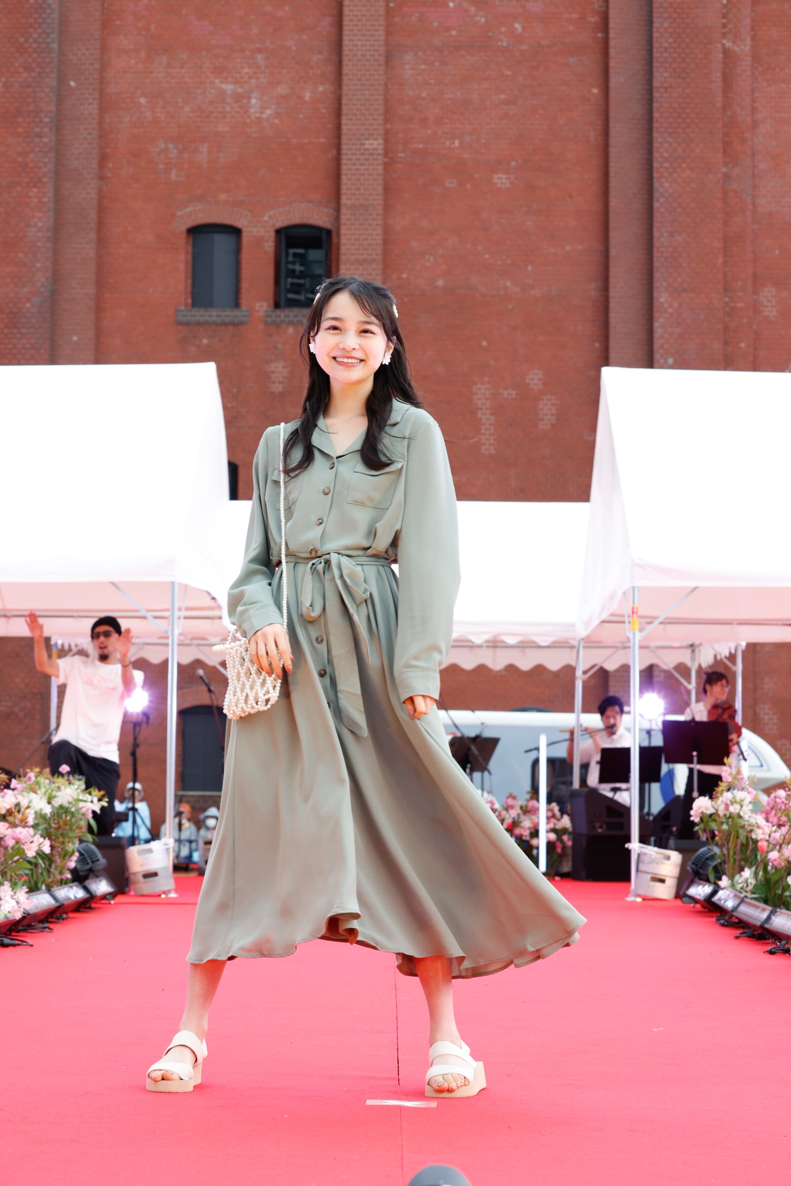 LIFE STYLE with DOGSでSHEINのワンピースを着た林芽亜里