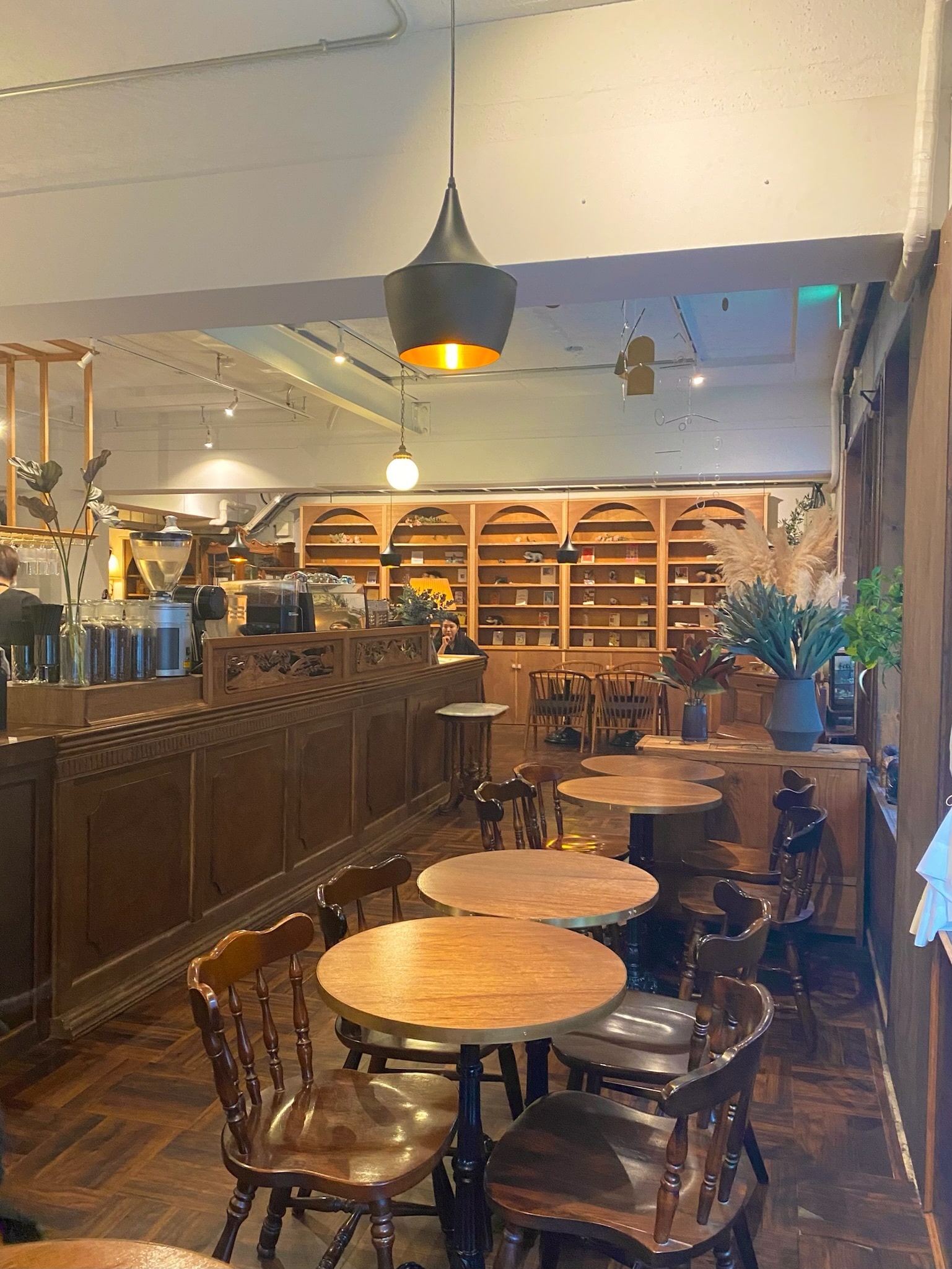 蔵前にあるカフェ「from afar」の店内