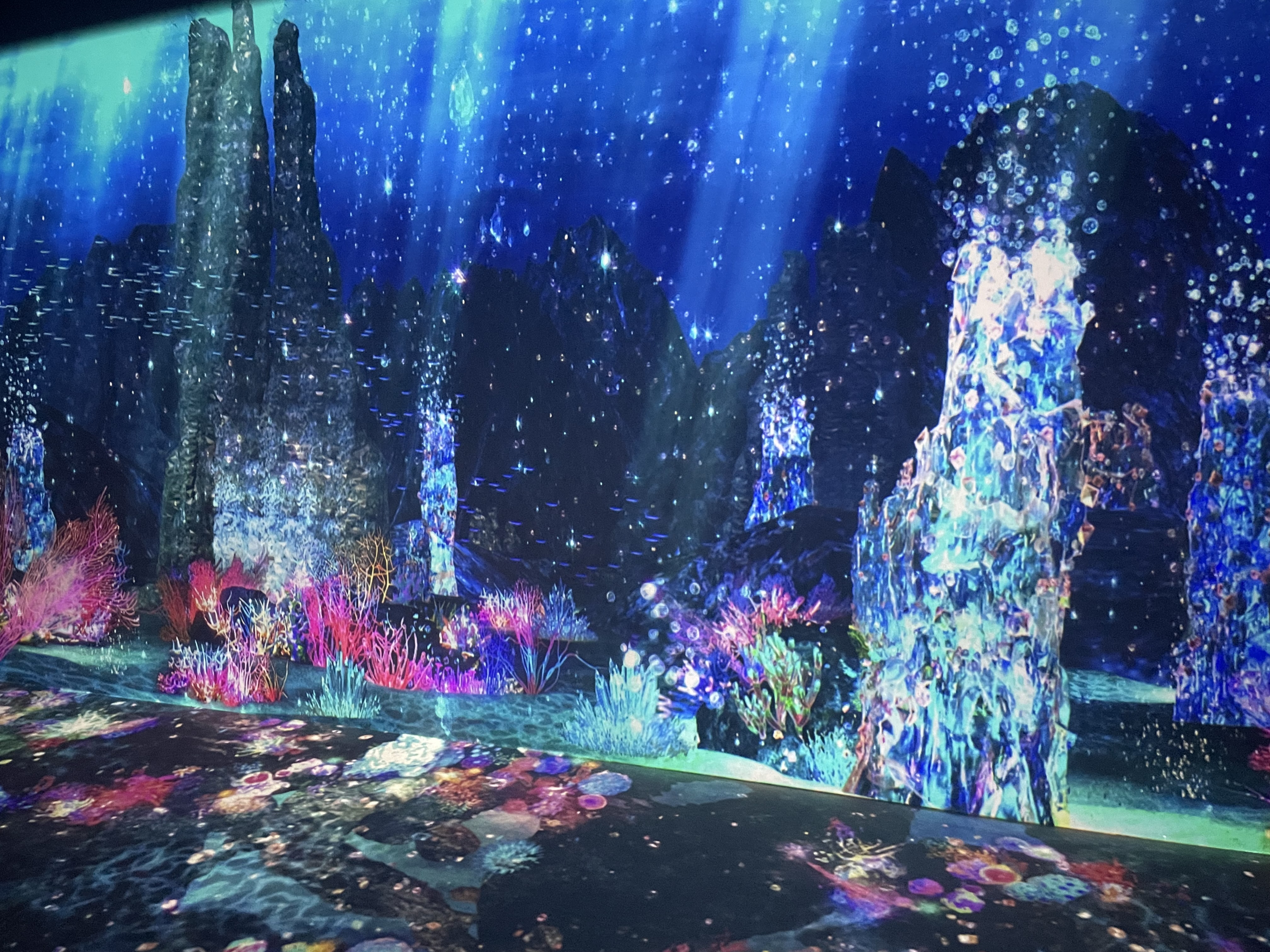 ハウステンボス 光のファンタジアシティ 海のファンタジア 海底の様子が映ったプロジェクションマッピング