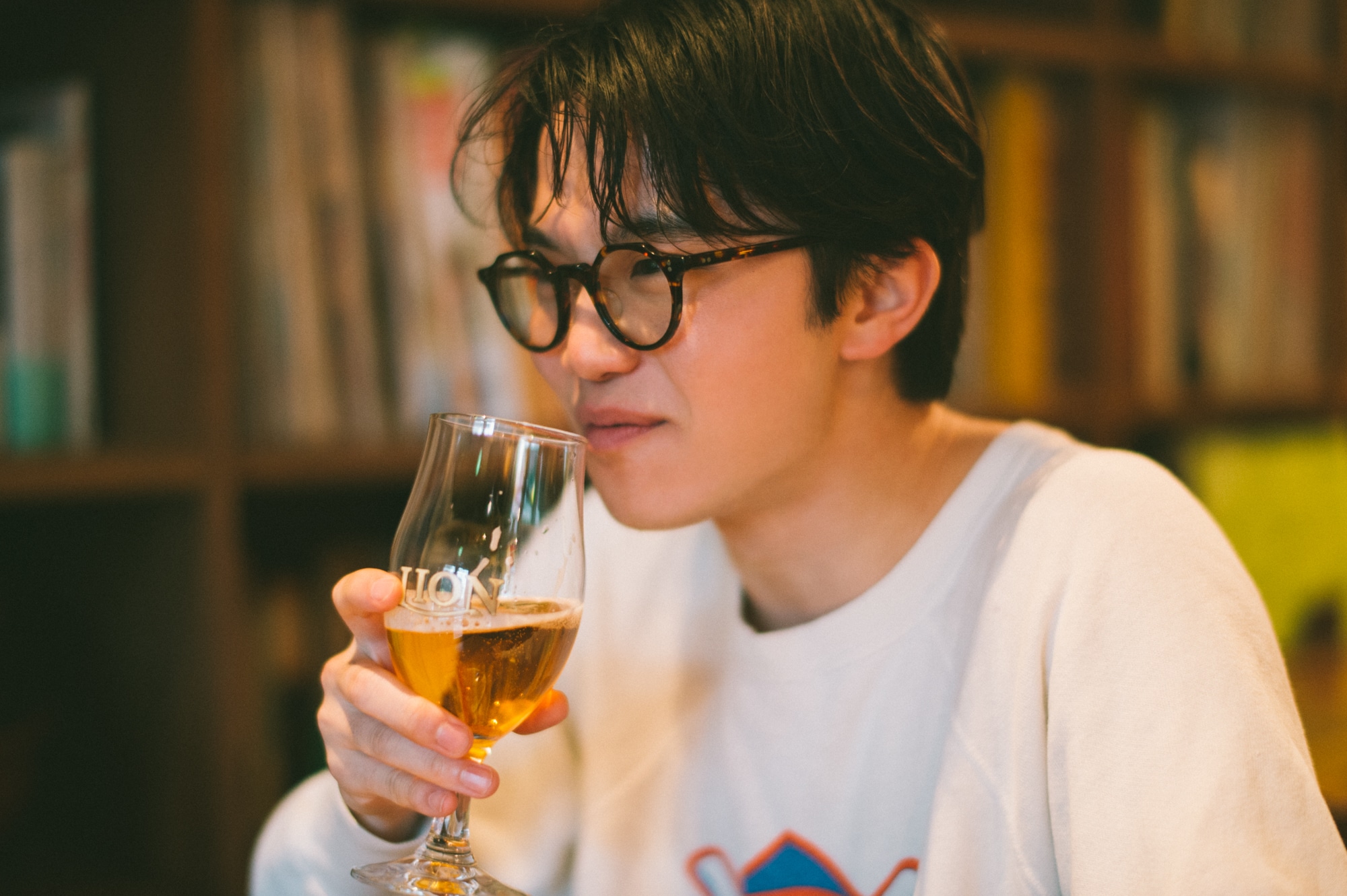 高円寺「ピピネラ」でビールをおいしそうに飲む友野一希さん