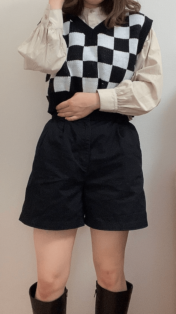 ニットベスト、シャツ、ショートパンツ