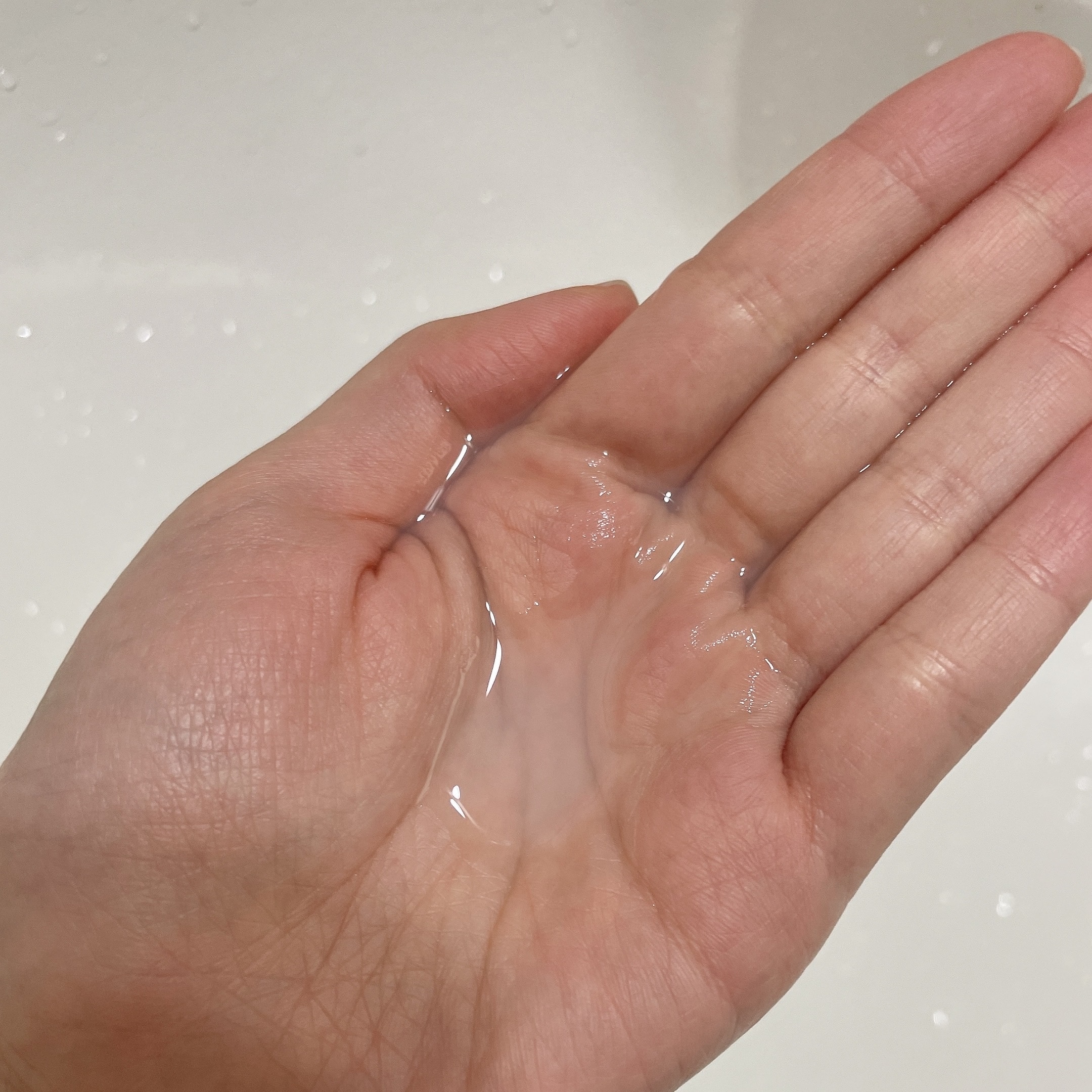 日本酒の化粧水を手にとった画像