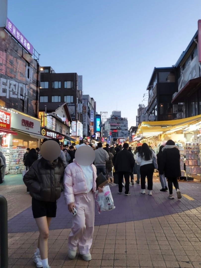 弘大 夕方の街並み