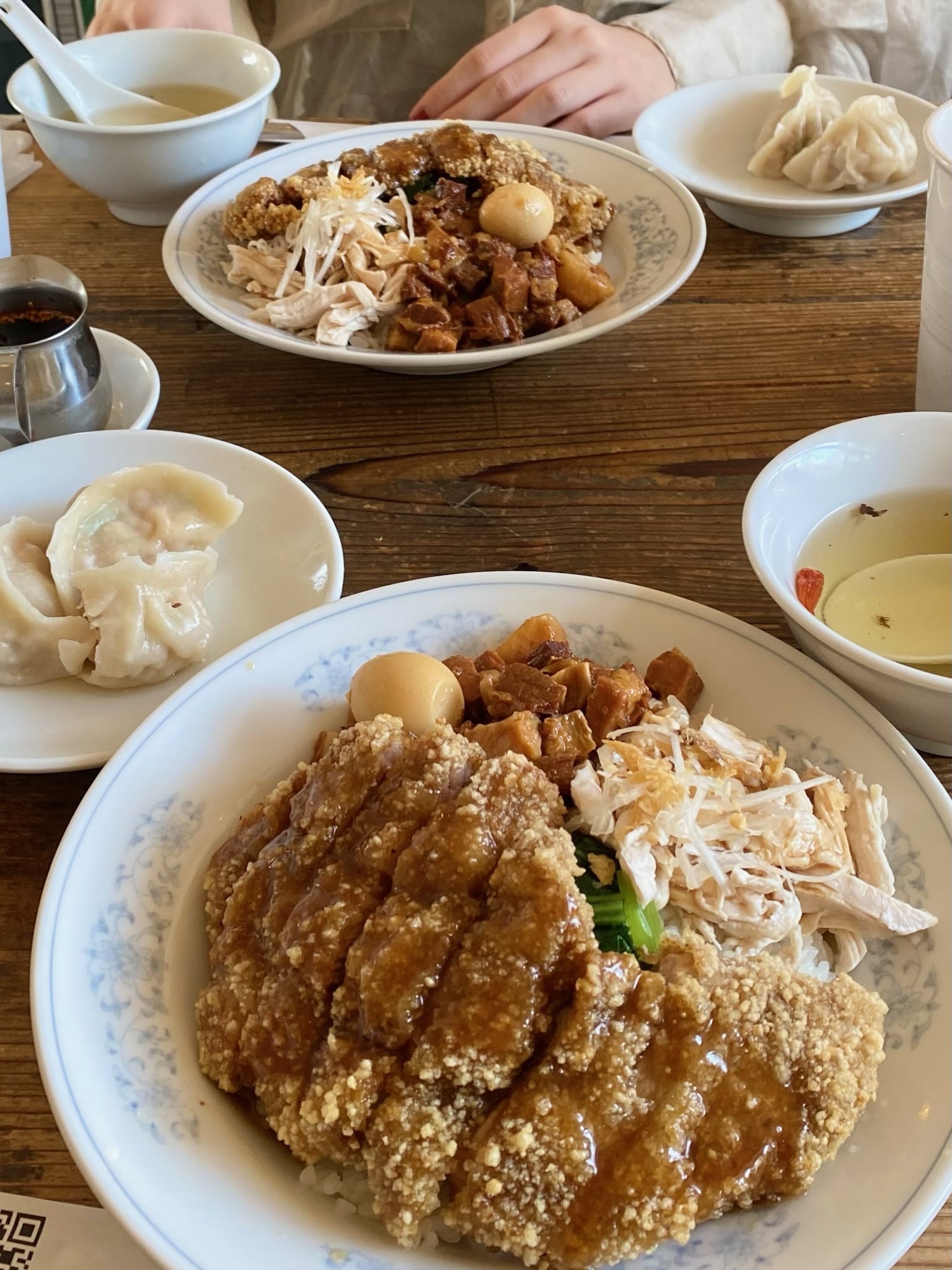 神楽坂にある台湾料理屋「Fuji Communication フジ コミュニケーション」の三種混合飯セット 1400円