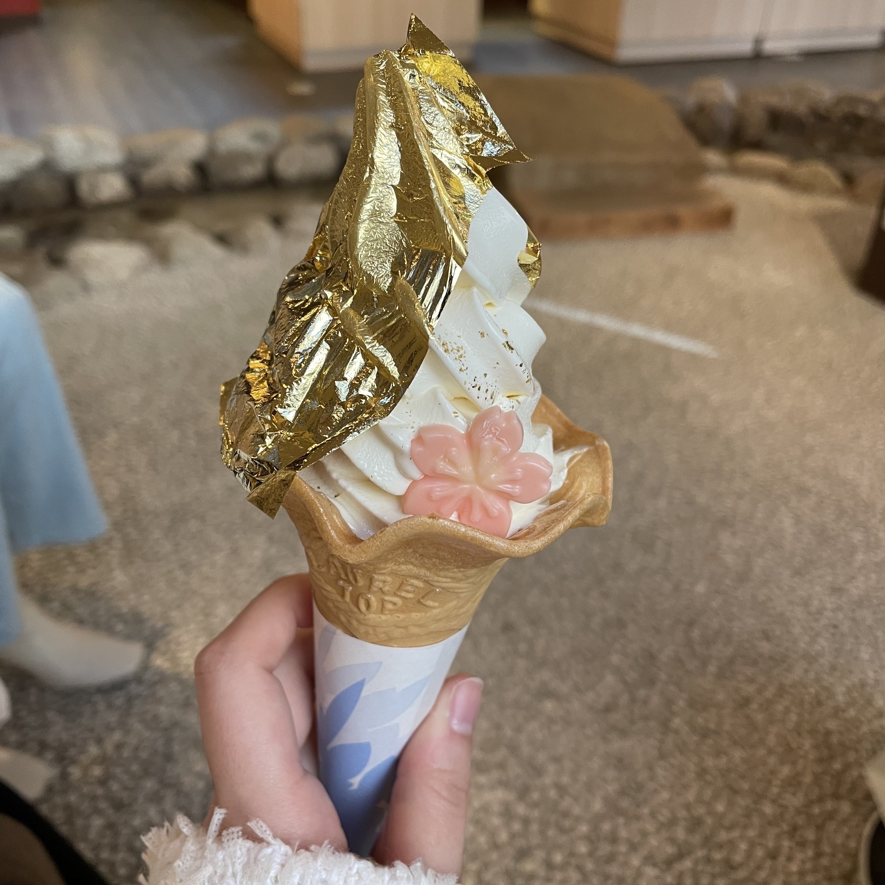 金箔のかがやきソフトクリーム　891円(税込)