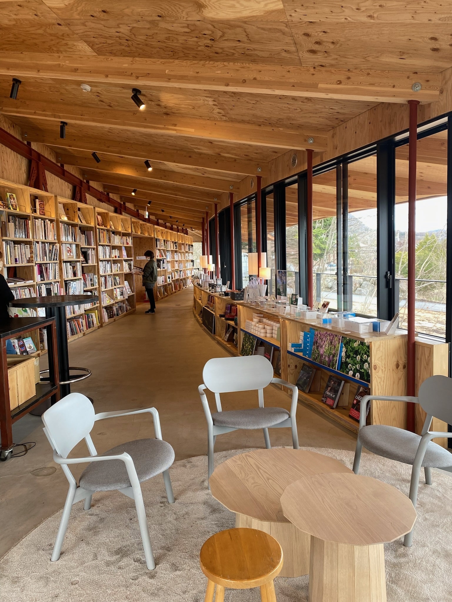 『Karuizawa Commongrounds』の一角にある「軽井沢書店 中軽井沢店」の店内。こだわりの選書が並んでいる。