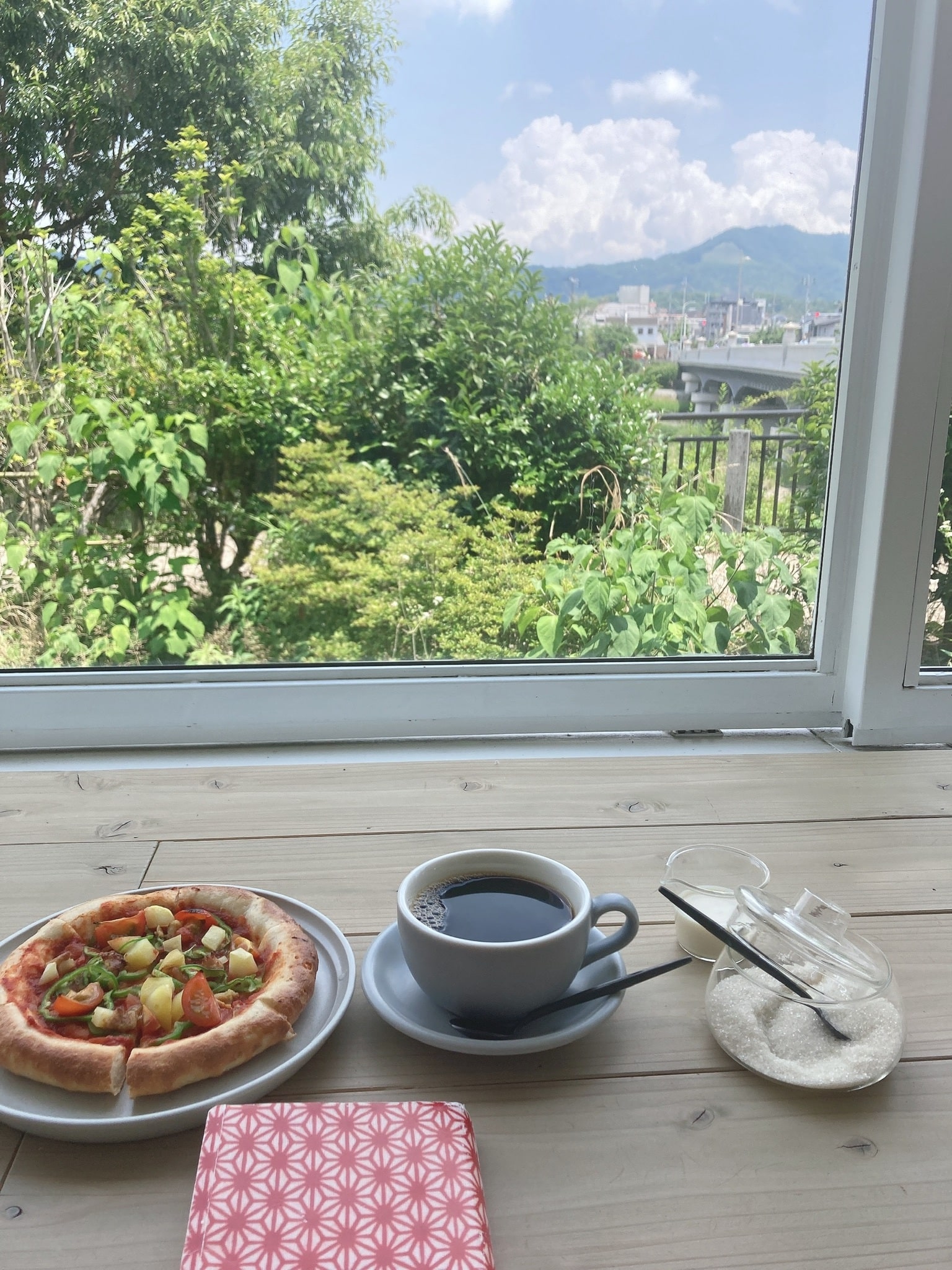 cafe planet　トマトソースのピザ