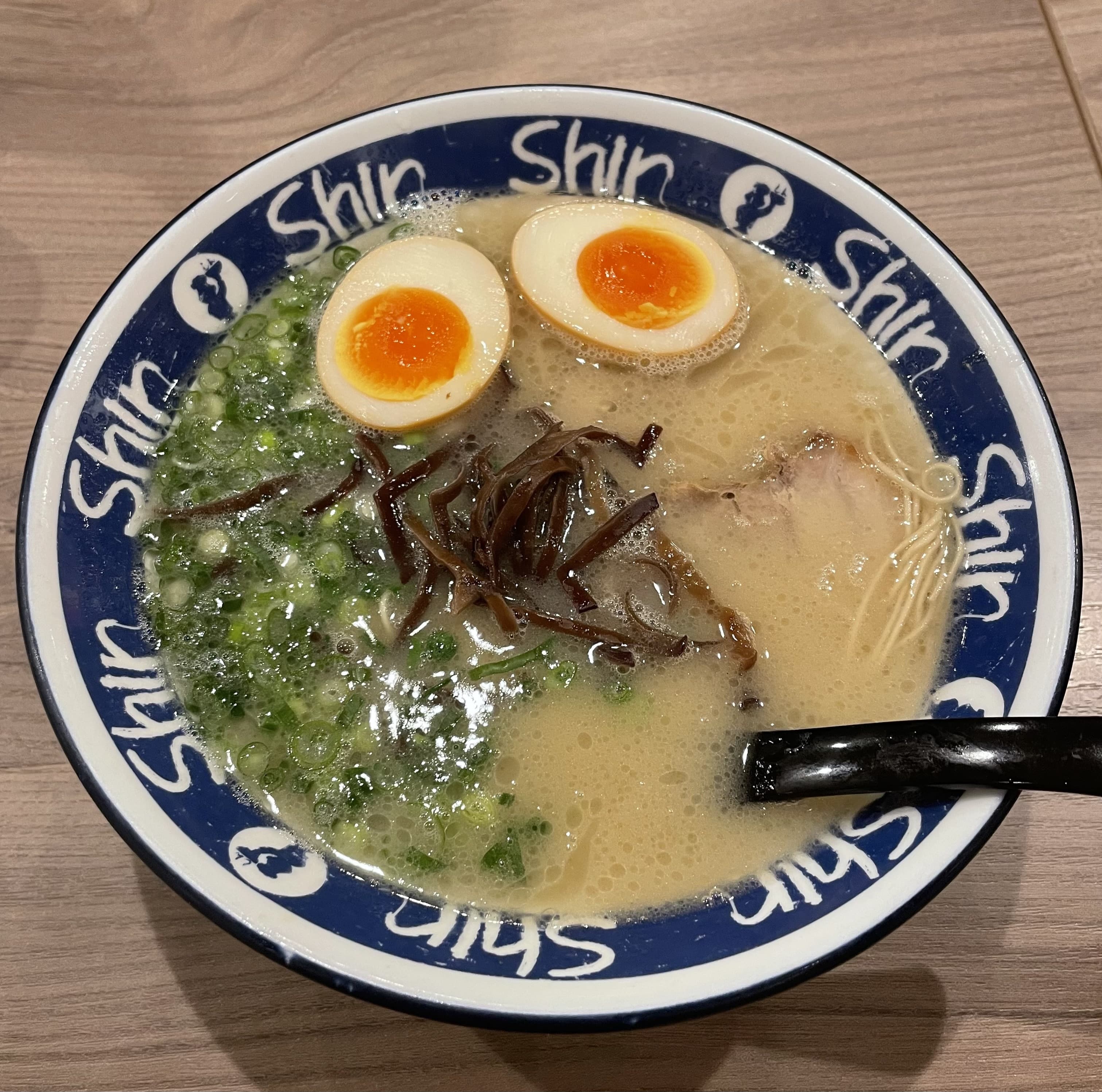 博多らーめんShinShin 福岡PARCO店 煮玉子入りらーめん ￥970