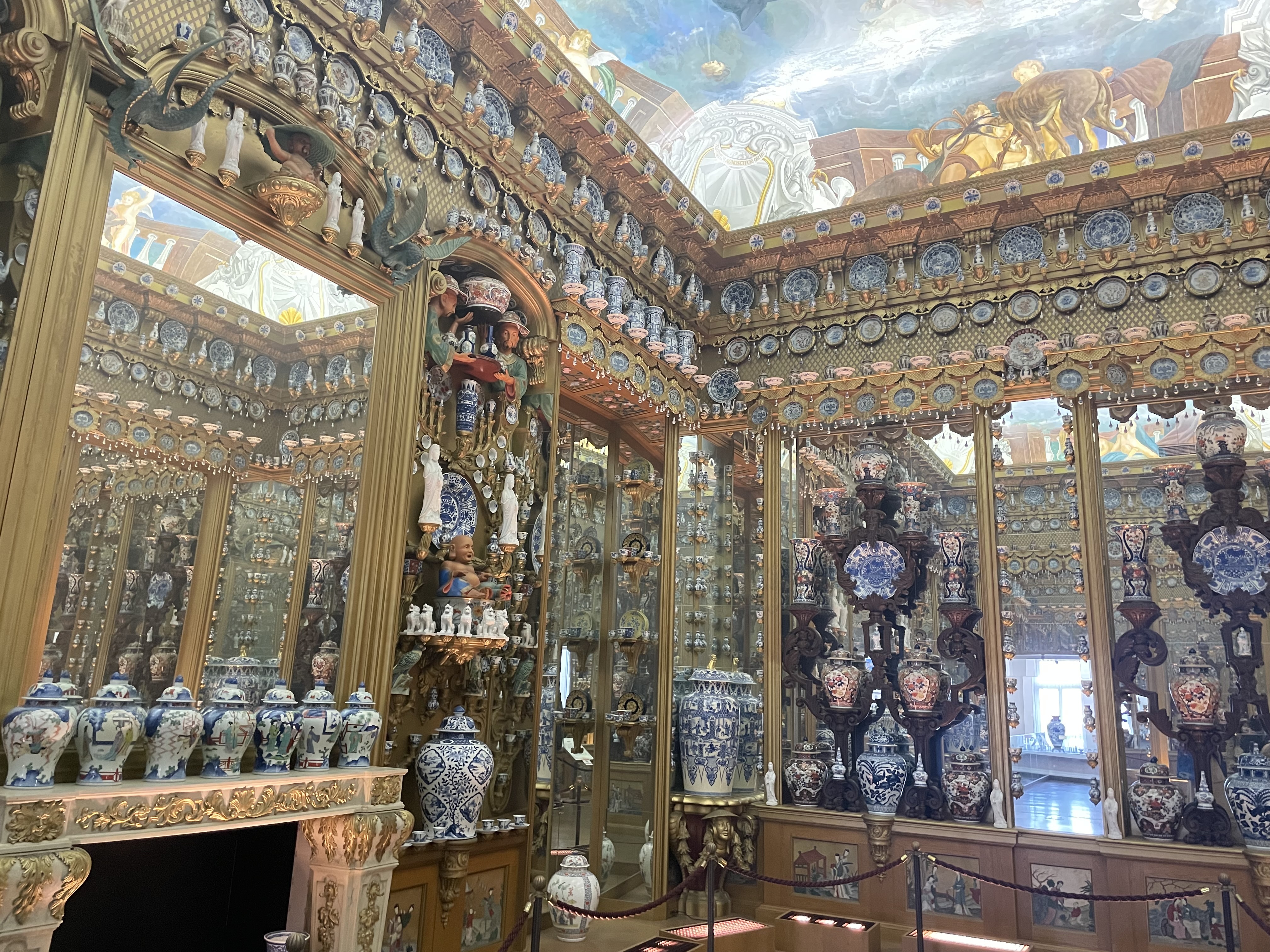 ハウステンボス ハーバータウン ポルセレインミュージアム 内観 磁器の間 約3000点の陶磁器