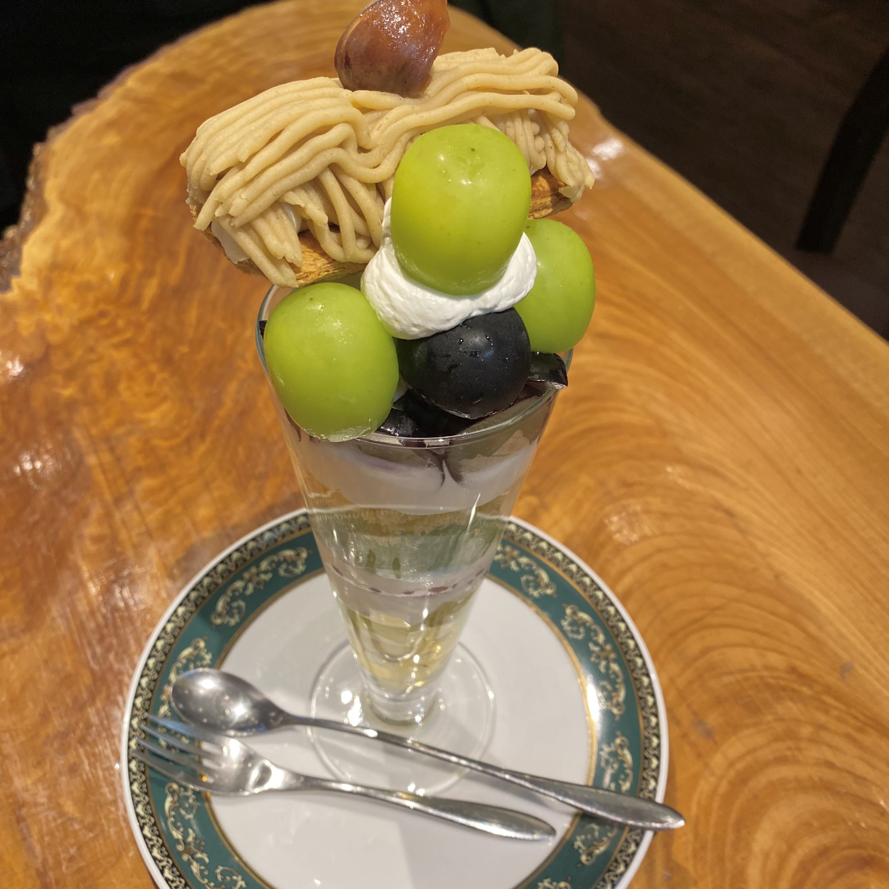 リスカフェ、パフェ、シャインマスカット