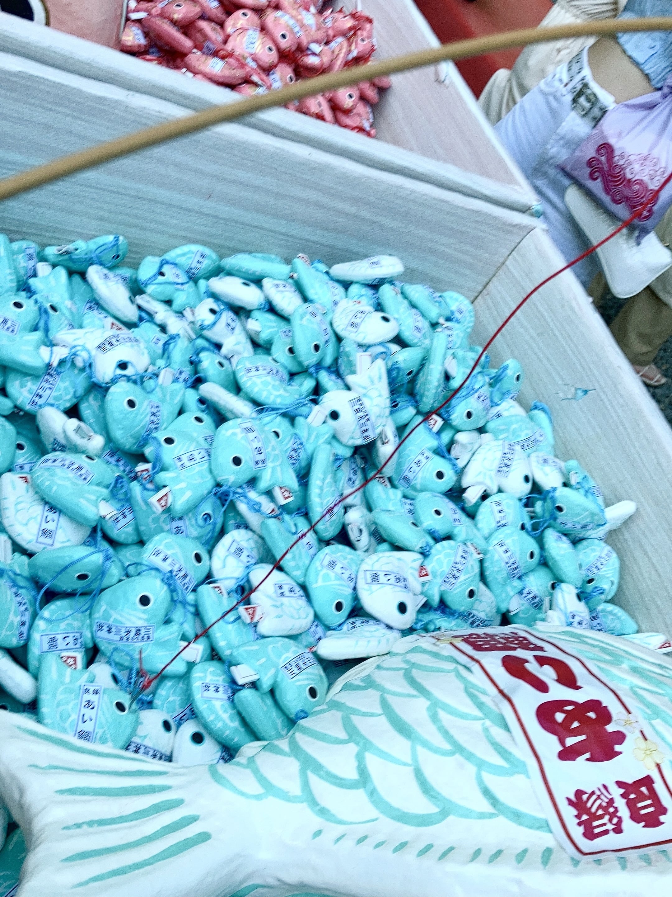 箱の中にたくさんの鯛の置きもの。