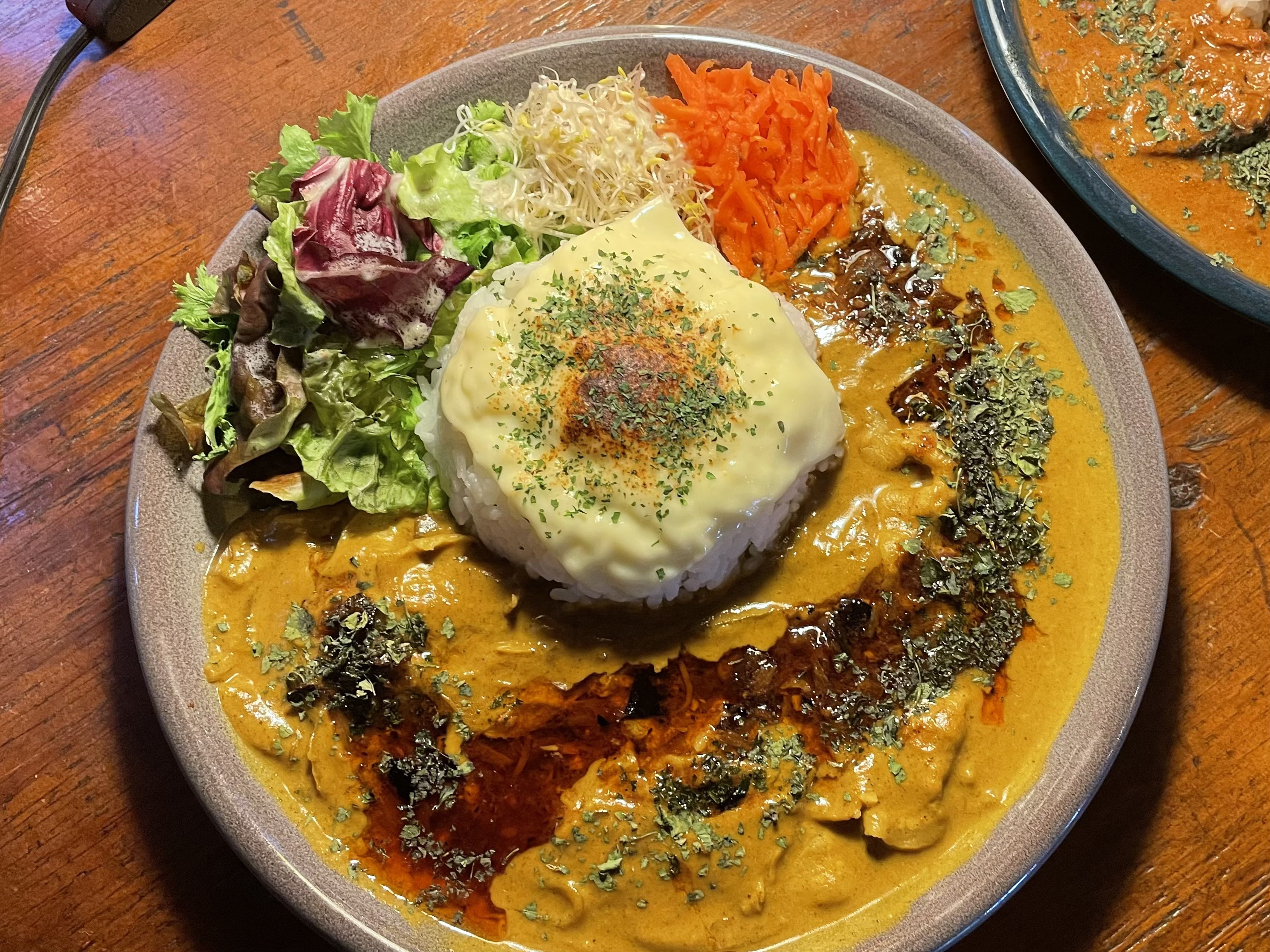 豚肉ととろけるチーズと食べるラー油のカレー