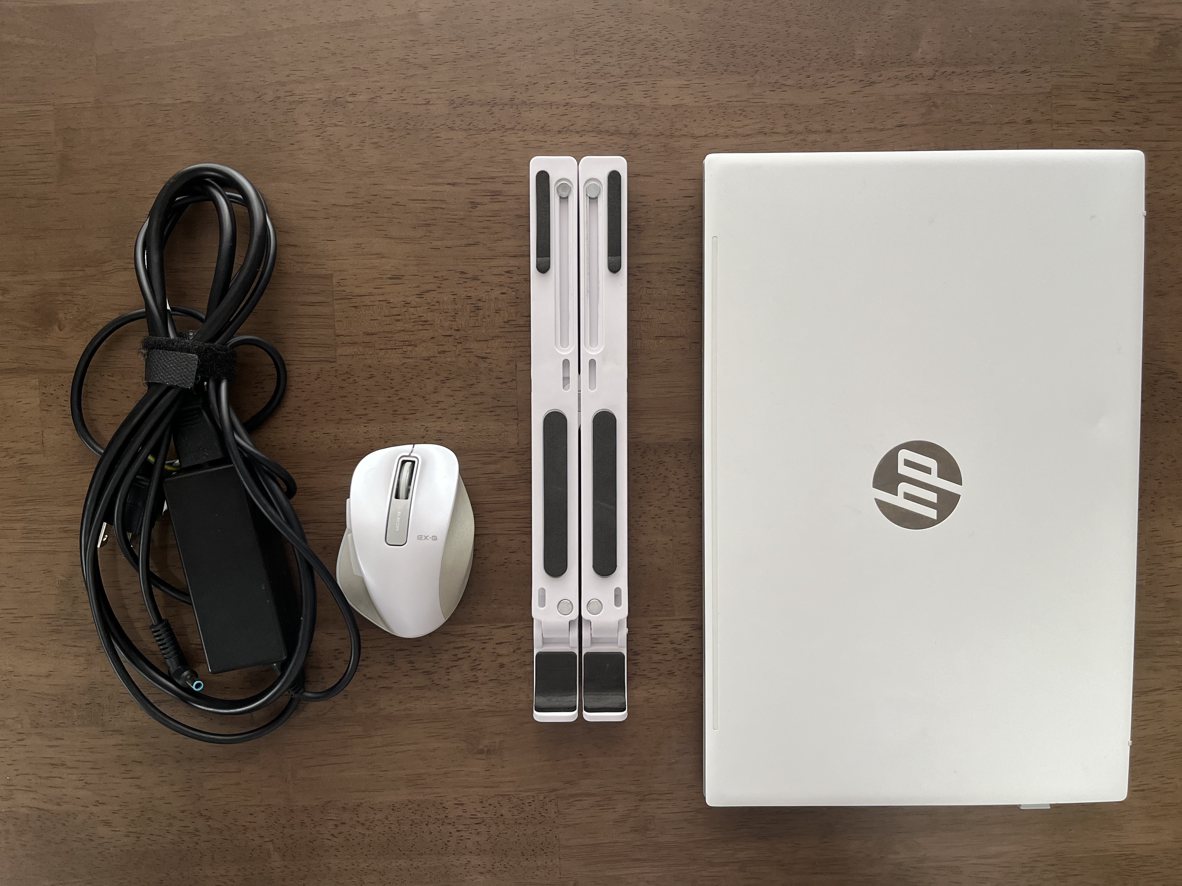 左からパソコン充電器、マウス、パソコンスタンド、パソコン