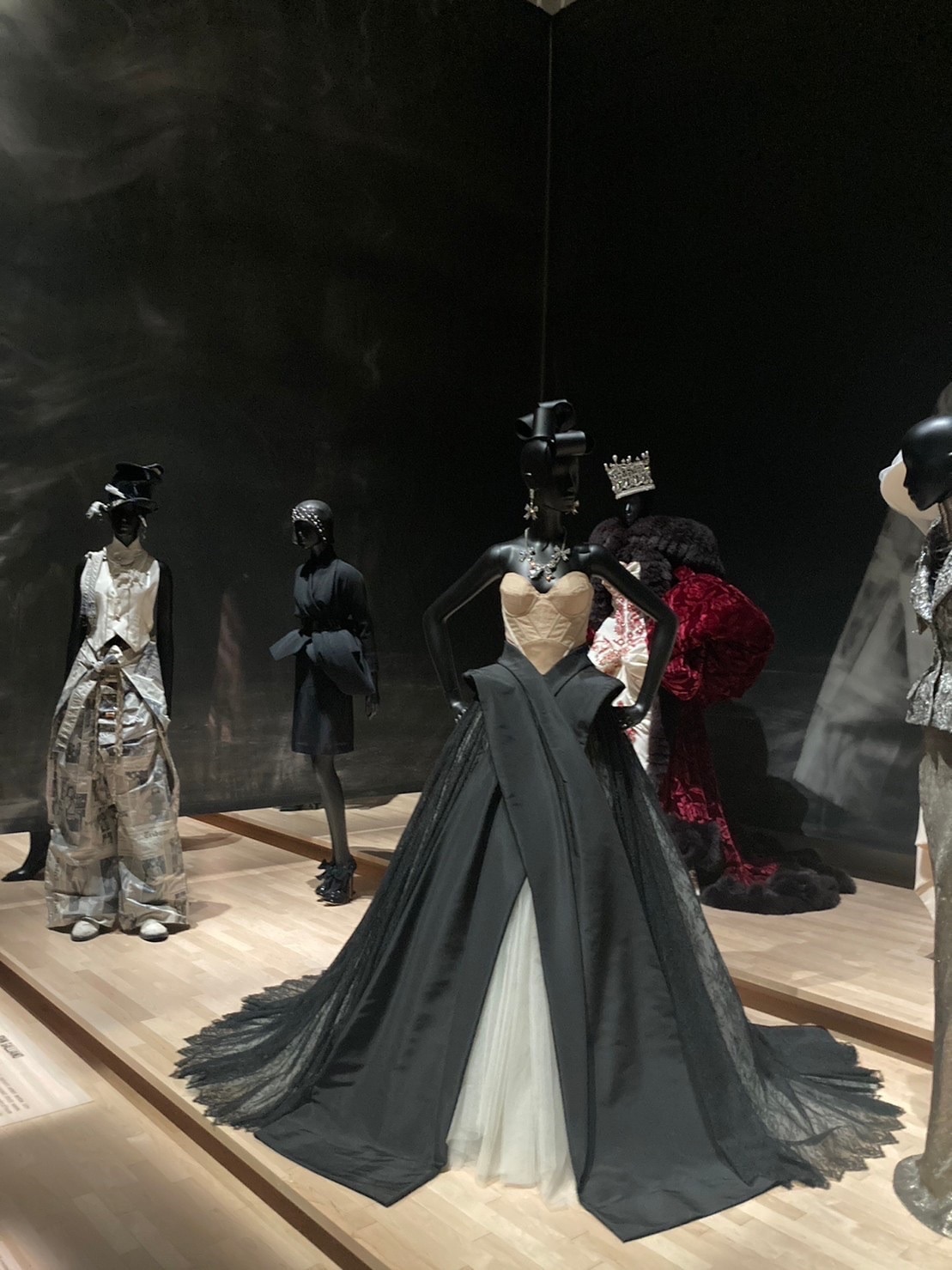 ジョン・ガリアーノの作品展示風景