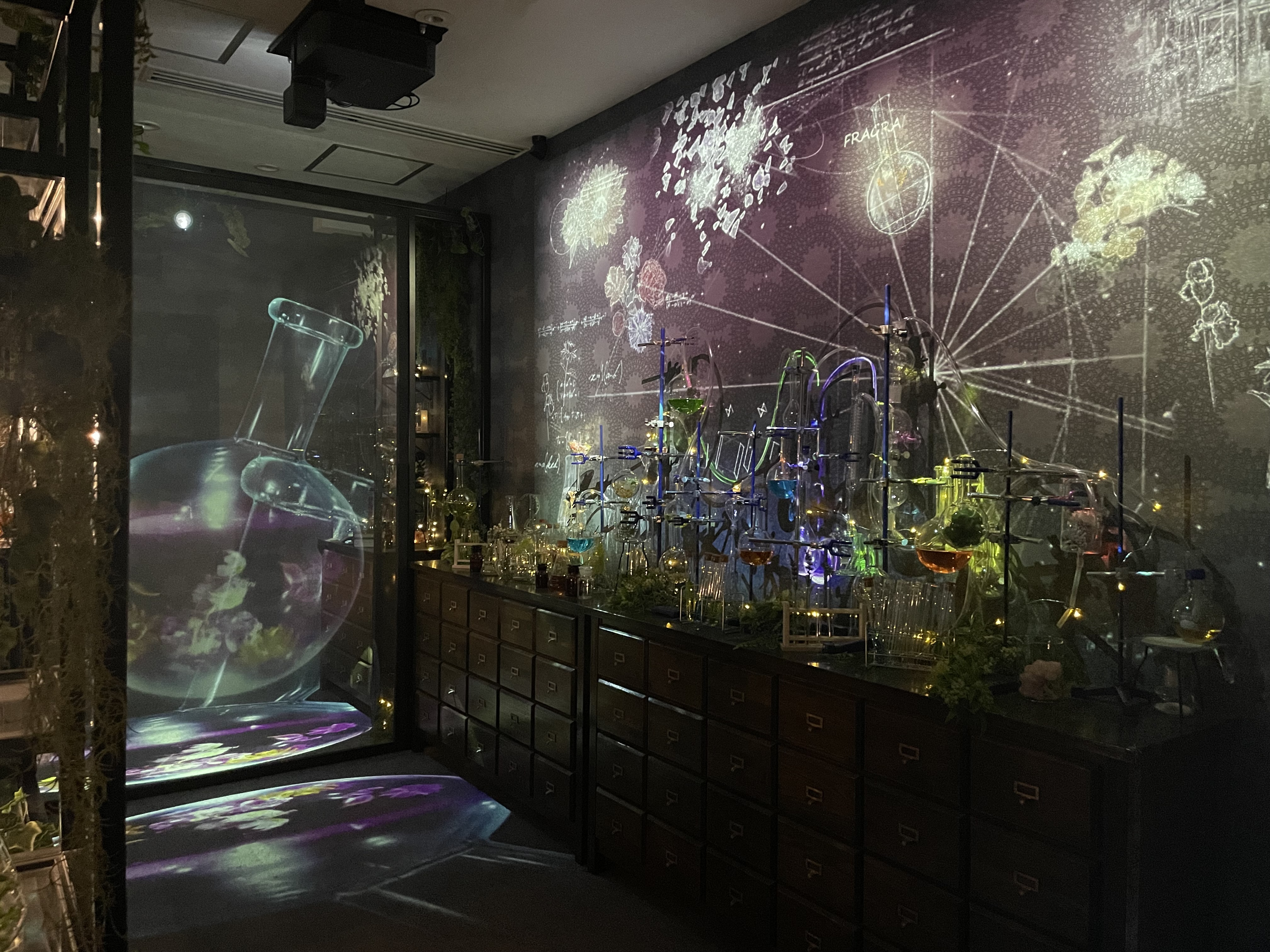 ハウステンボス 光のファンタジアシティ フラワーファンタジア 内観 試験管が並んでいる様子