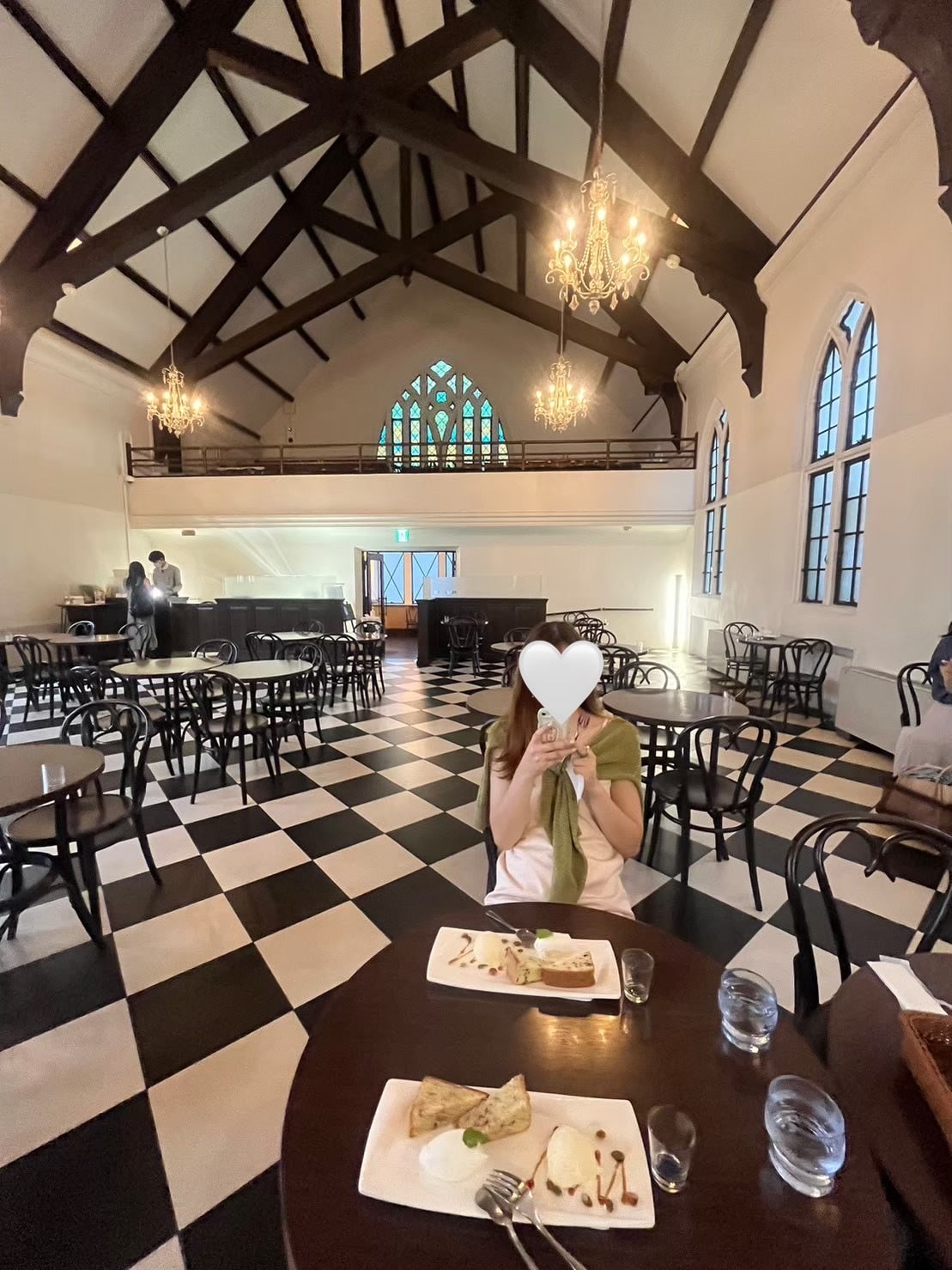 照明はシャンデリアで教会のような店内。