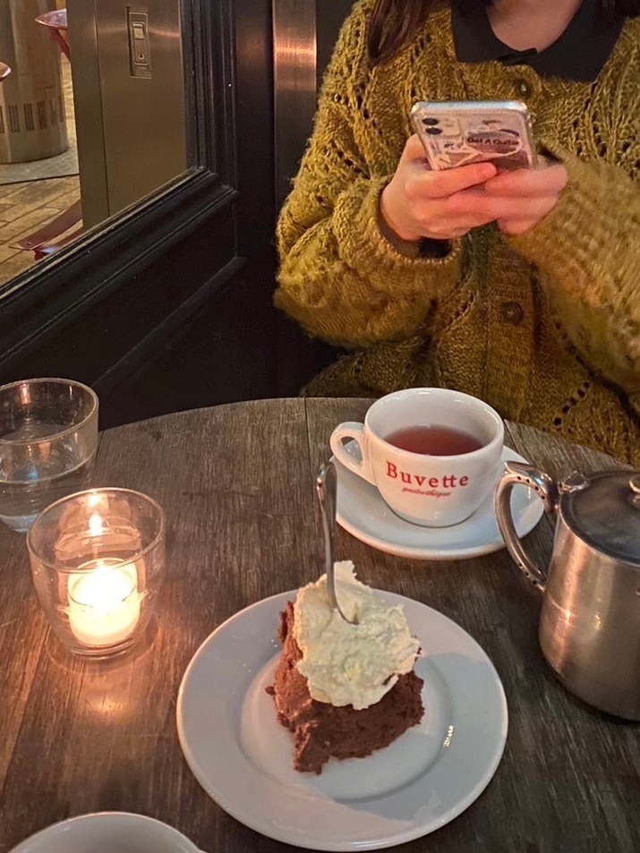 LOWRYS FARMのニットカーディガンと、日比谷のレストラン「BUVETTE」のチョコレートムース