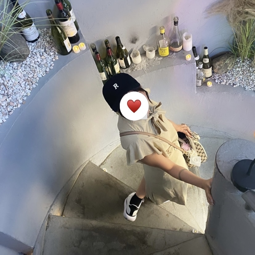 スポーティーミニワンピース　キャップ　スニーカー