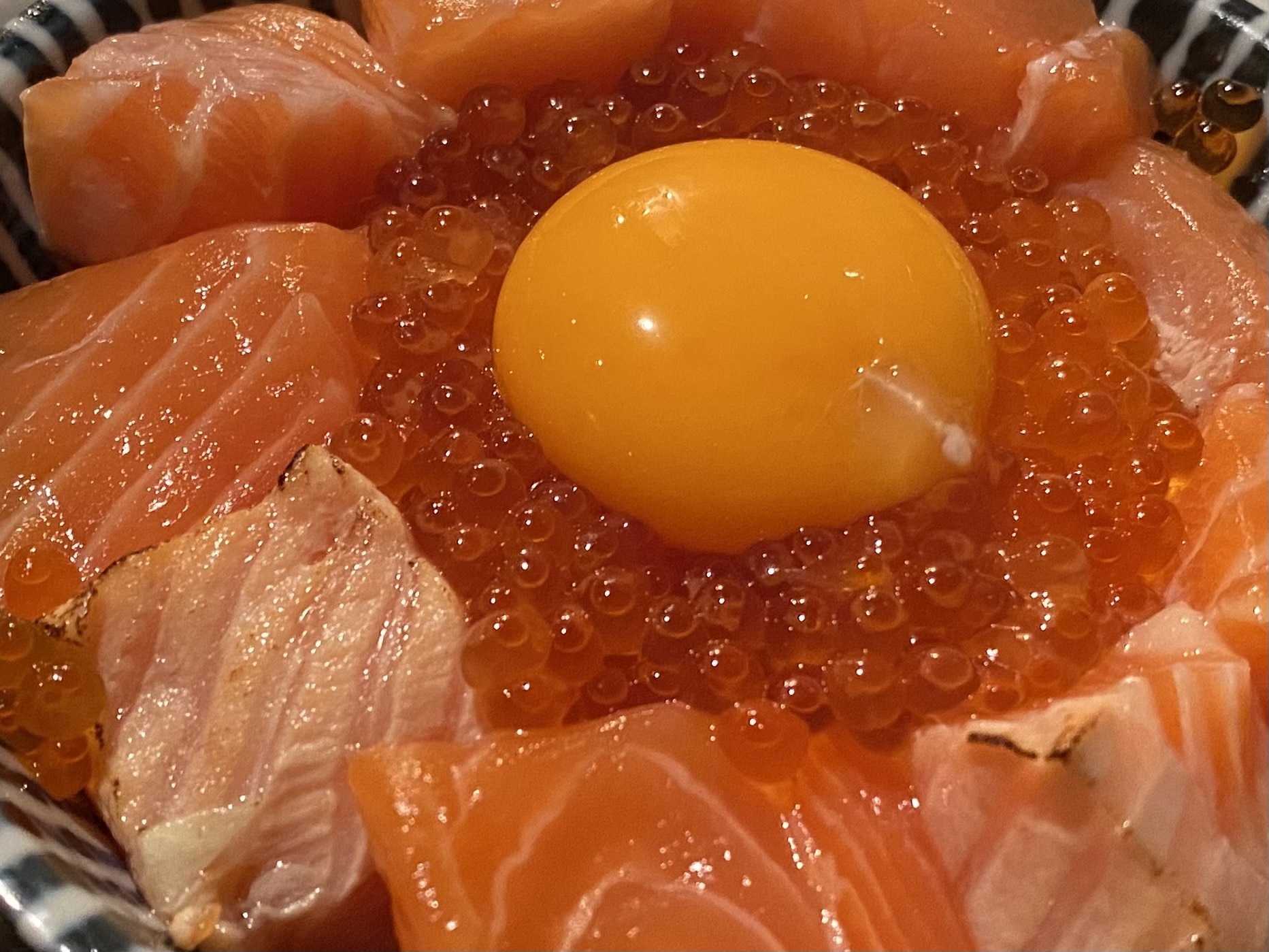 UMIバル 炙りサーモン丼 アップ写真