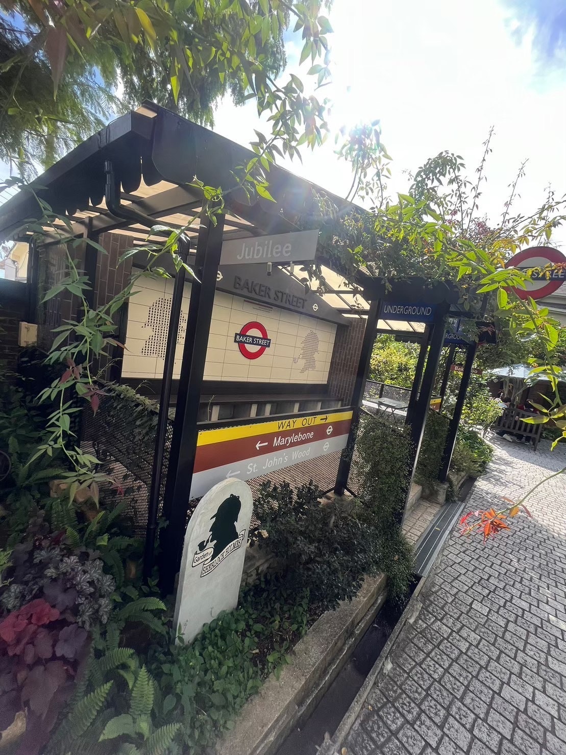 ベイカーストリートのバス停の写真。