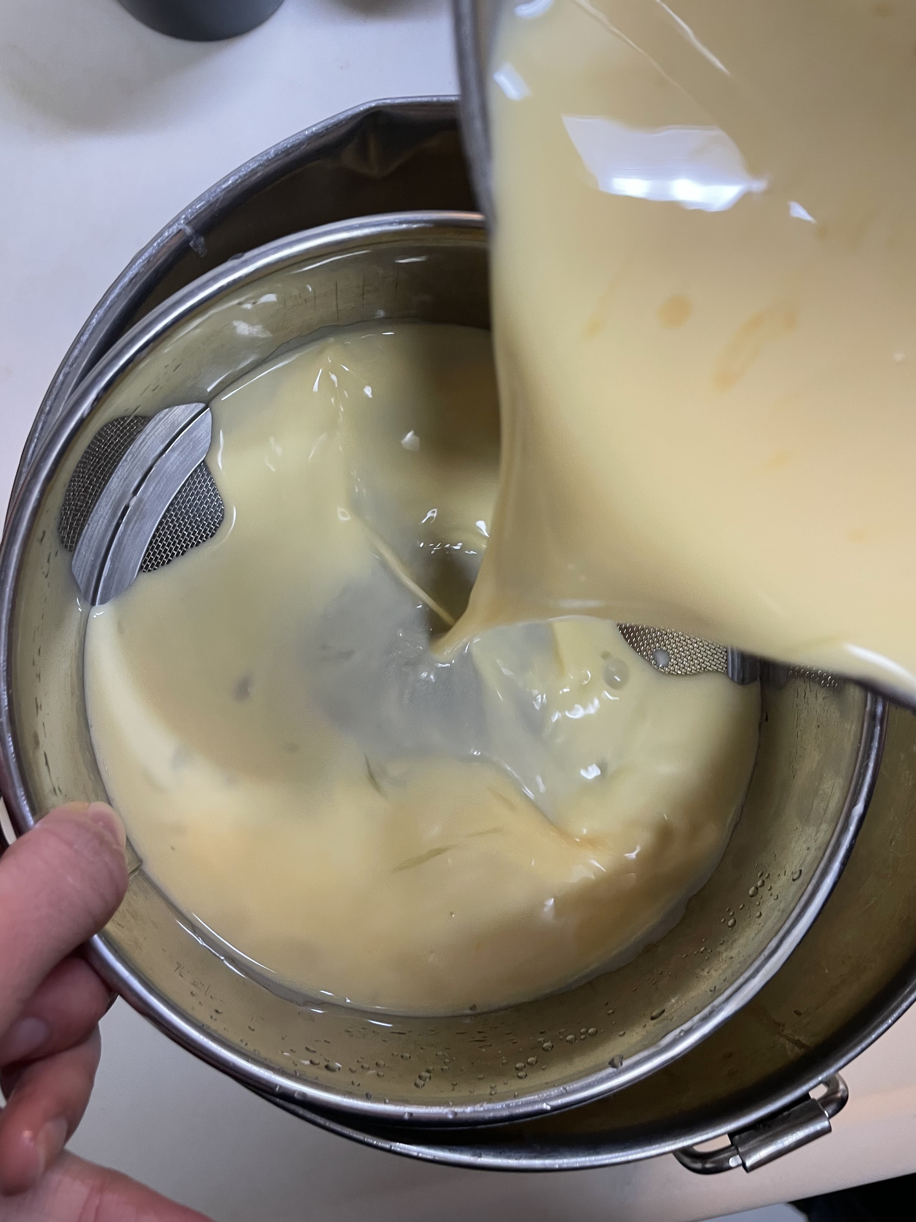 濾しているところ