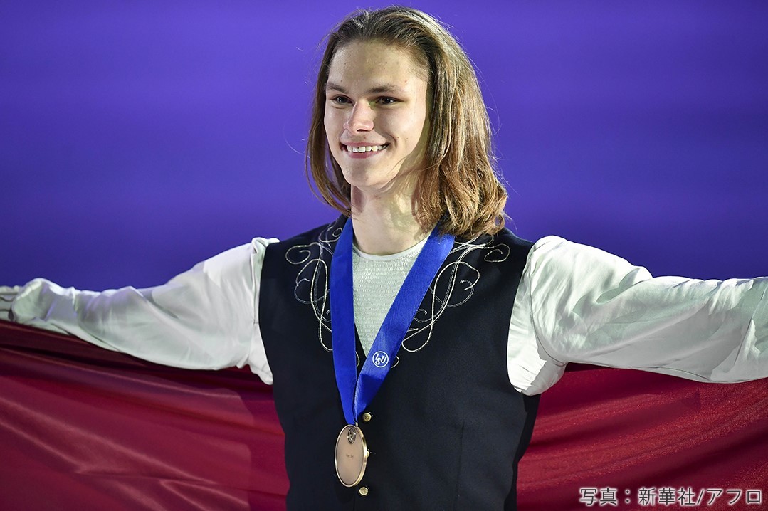 フィギュアスケート欧州選手権で位に入ったデニスヴァシリエフス選手の表彰式