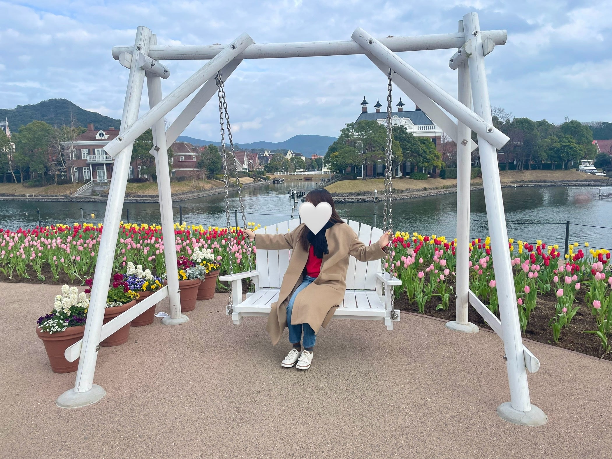 ハウステンボス フラワーロード 白いブランコになっている様子 背景にチューリップ畑