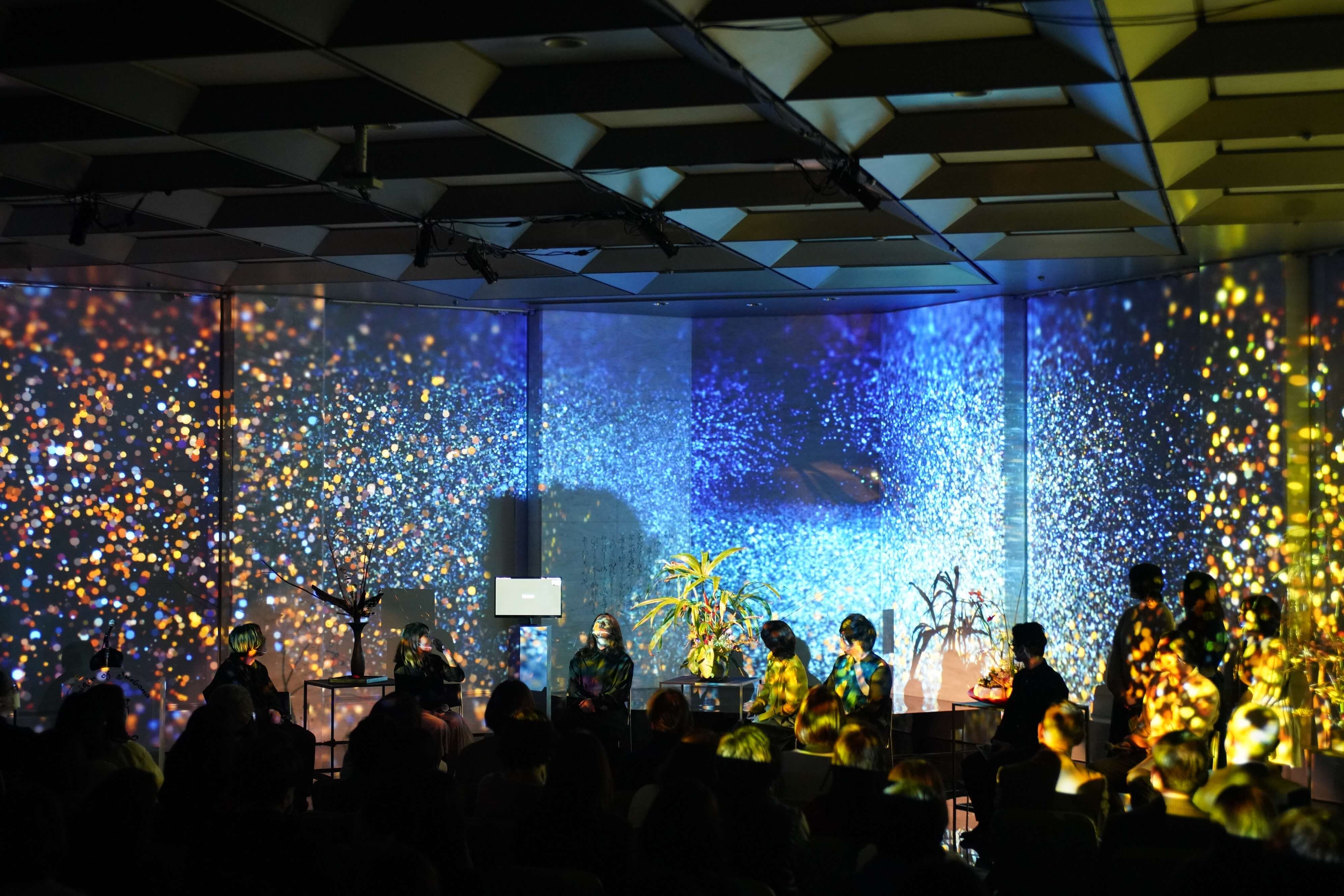 CG映像がいけばなと会場を包み込み、幻想的な空間に