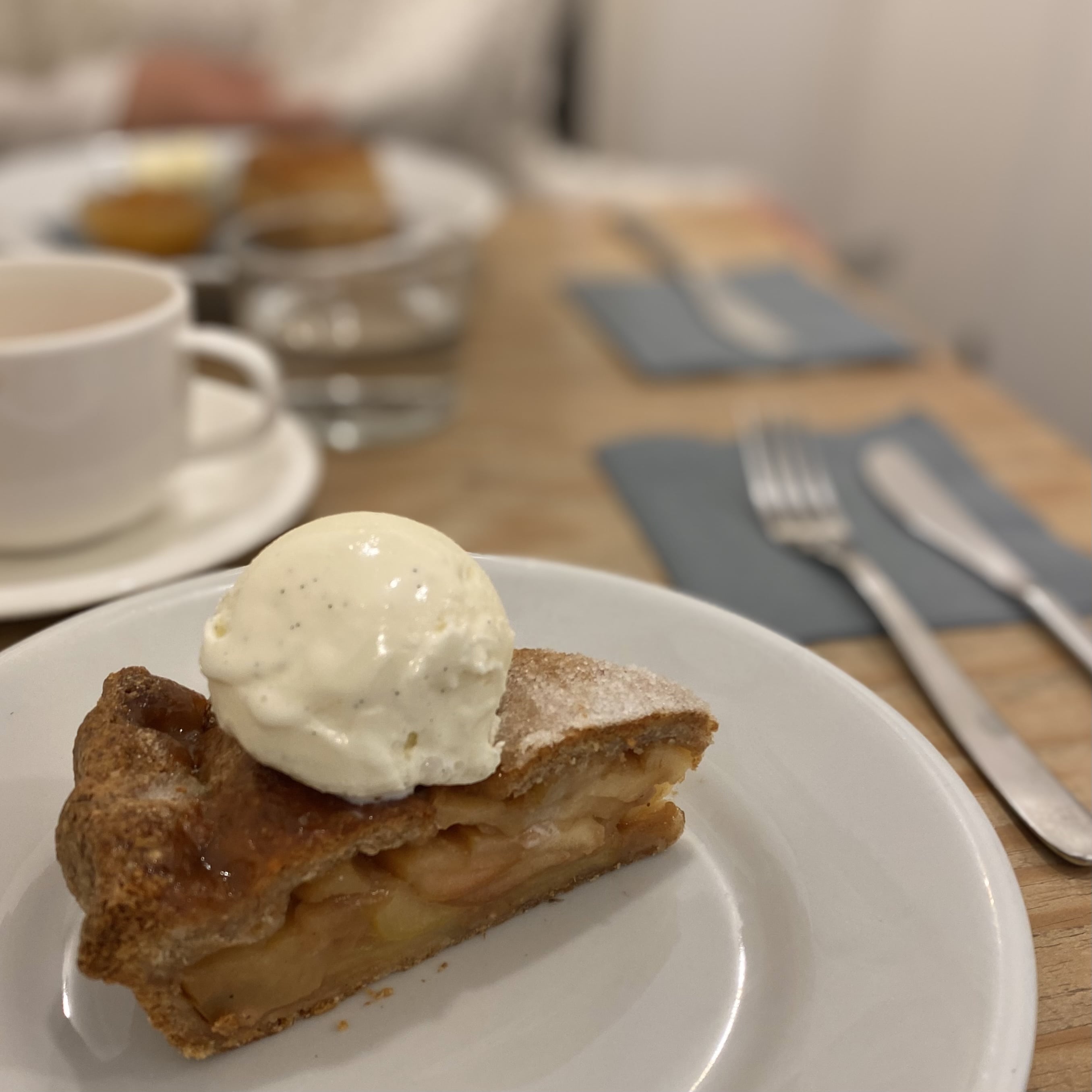 バニラアイスがのったアップルパイ