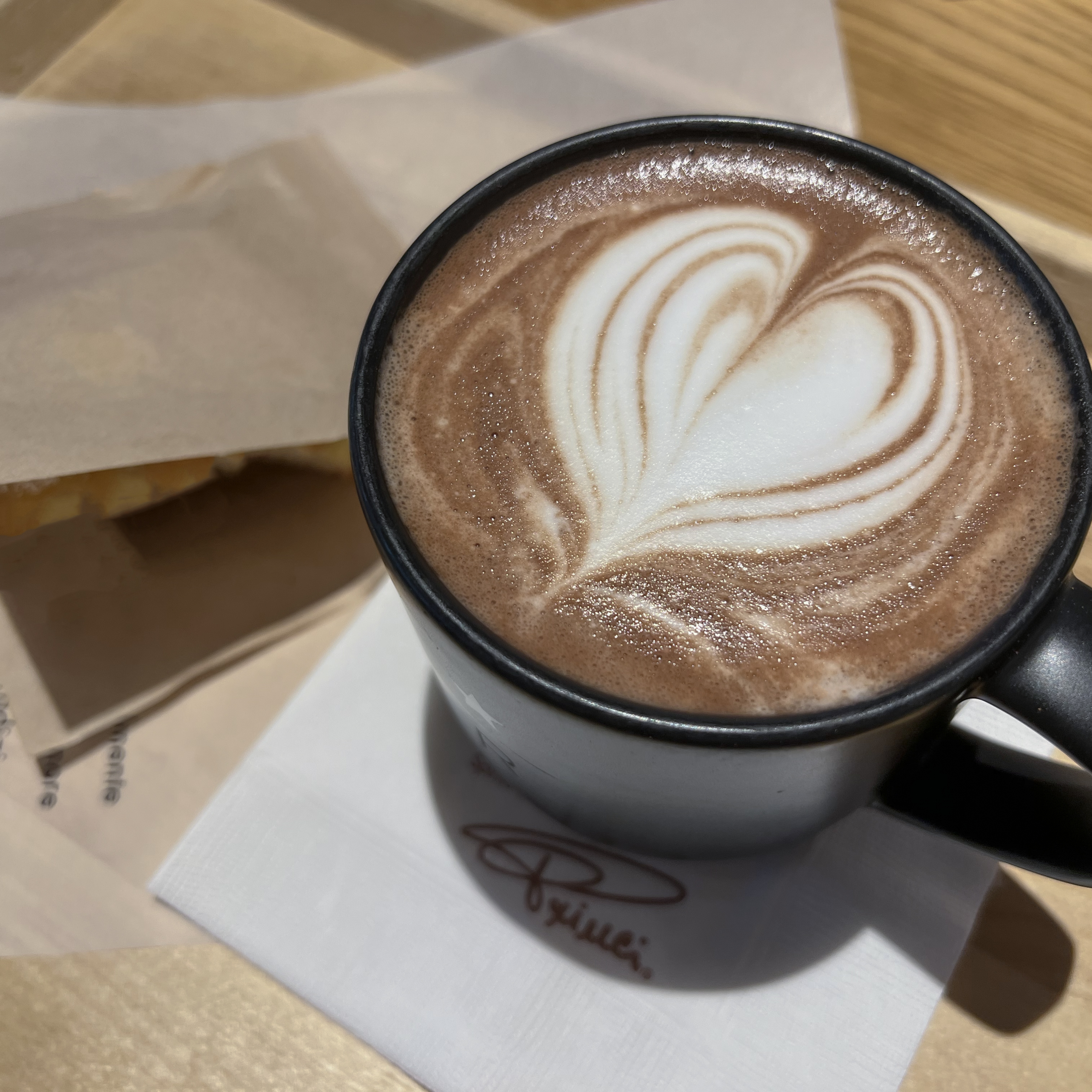 スターバックスマロニエ通り店の「ココア」。ラテアートが施されている。