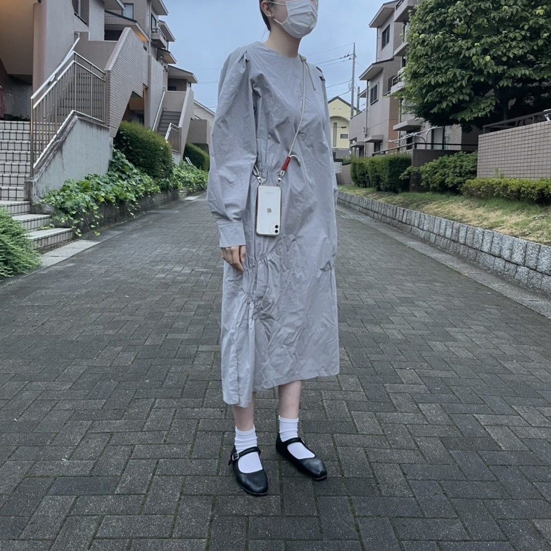 ギャザーデザインがかわいいです、ワンピースとカンフーシューズの相性◎