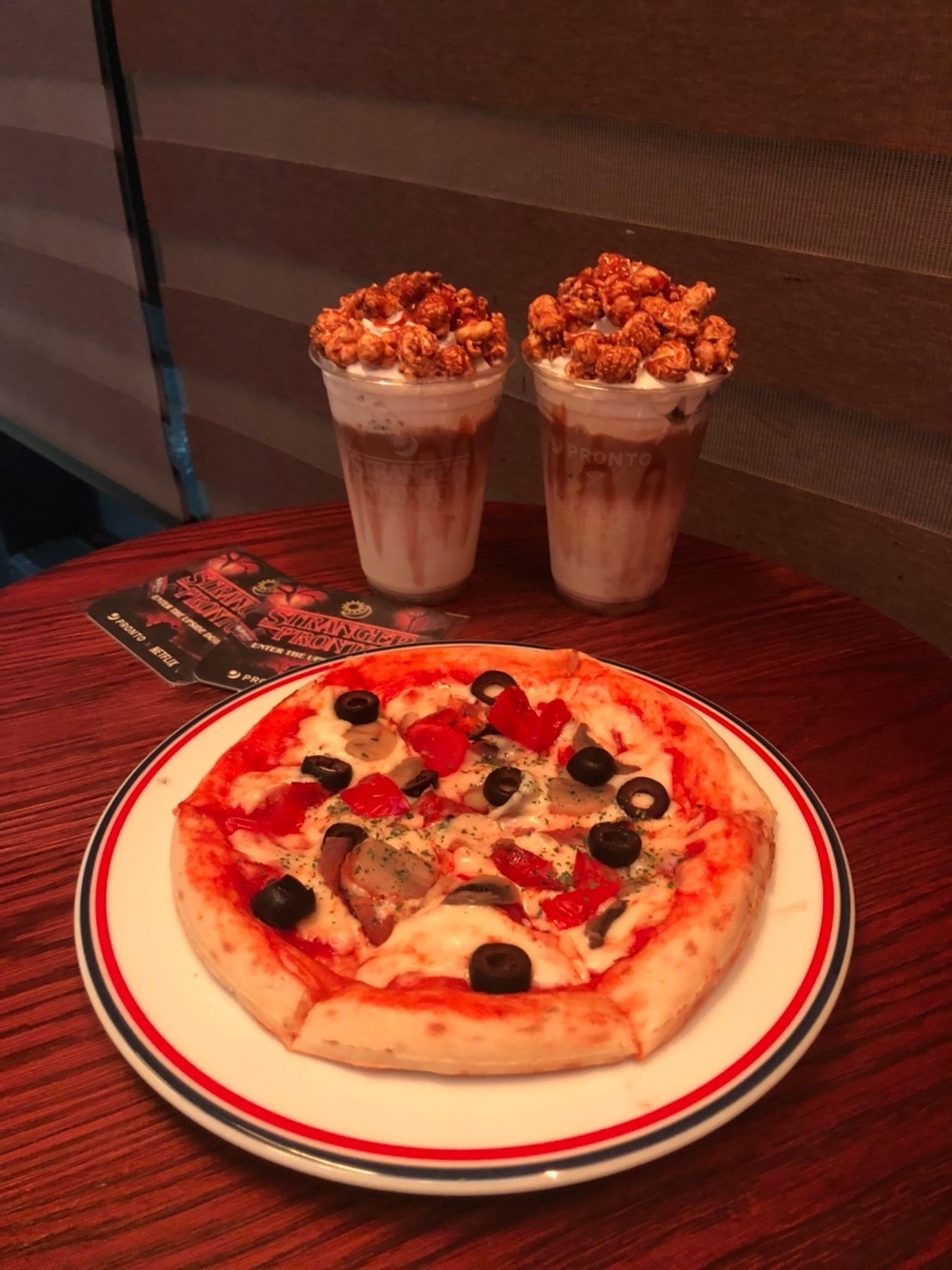 ストレンジャー・プロント　キャラメルポップコーンラテ　アメリカンピザ　ピザ