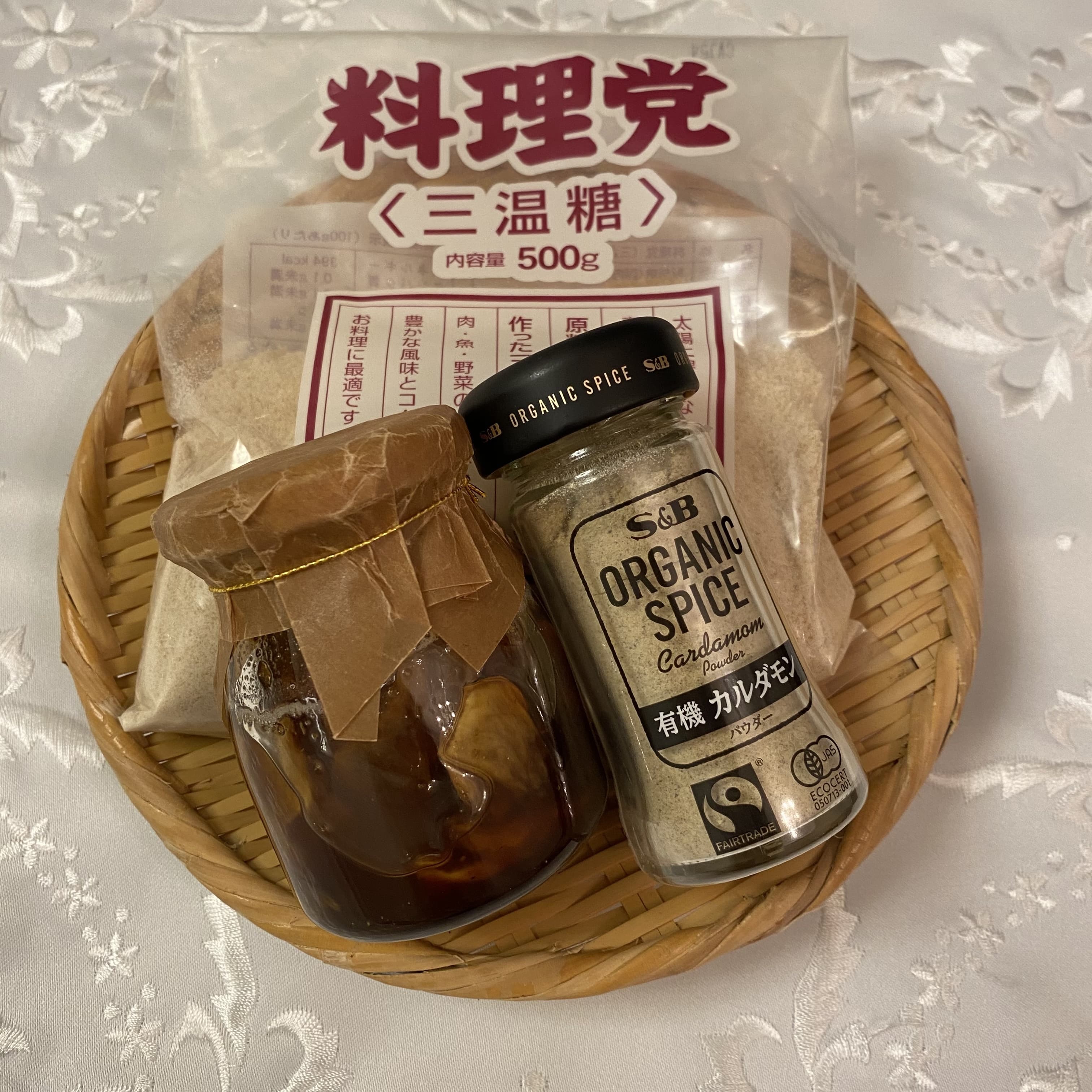 自家製ハニージンジャーシロップ、カルダモンパウダー、三温糖