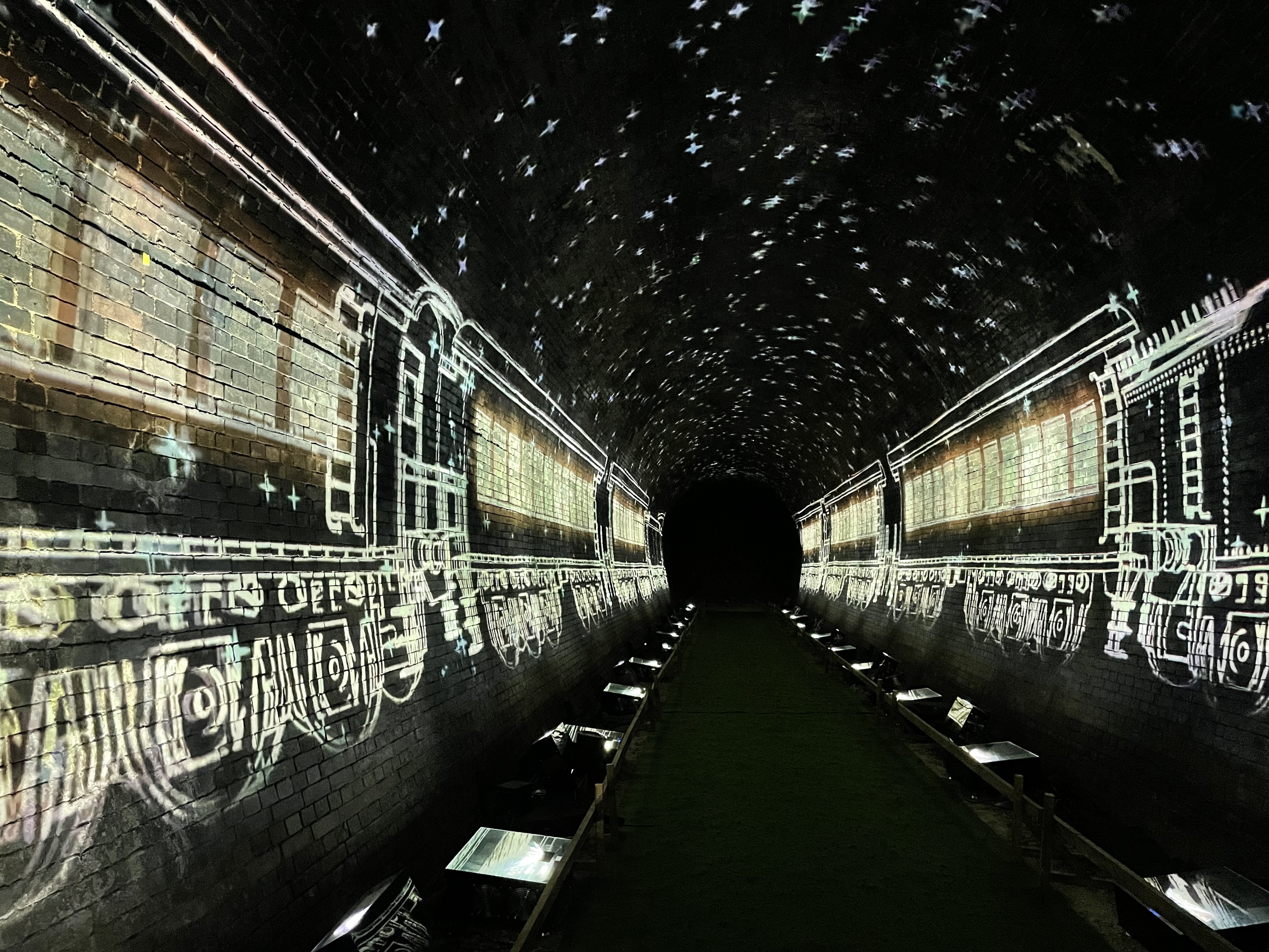 プロジェクションマッピング 蒸気機関車が走る映像