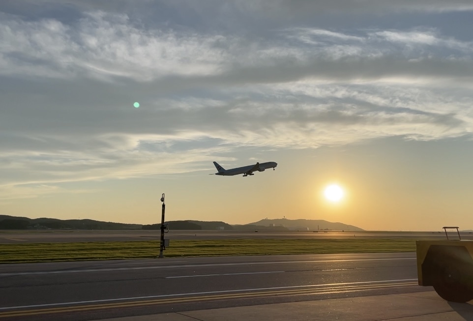 仁川国際空港 滑走路 飛行機が飛んでいく様子