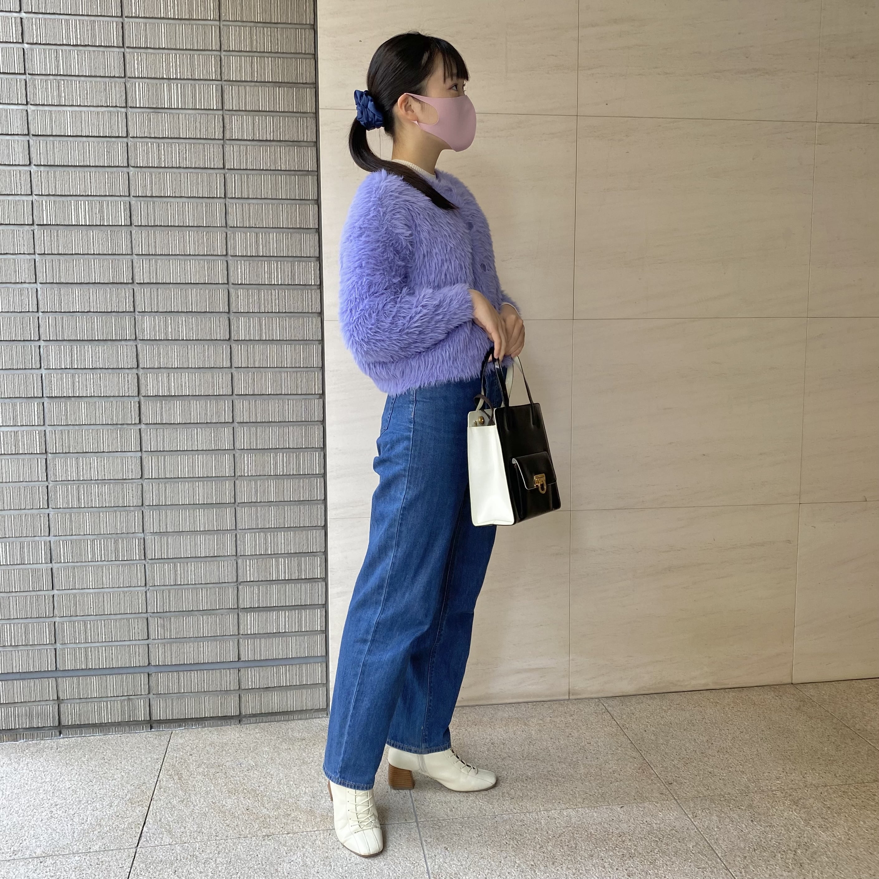 GU秋服コーデ、横からの写真、小物でオシャレ度アップ