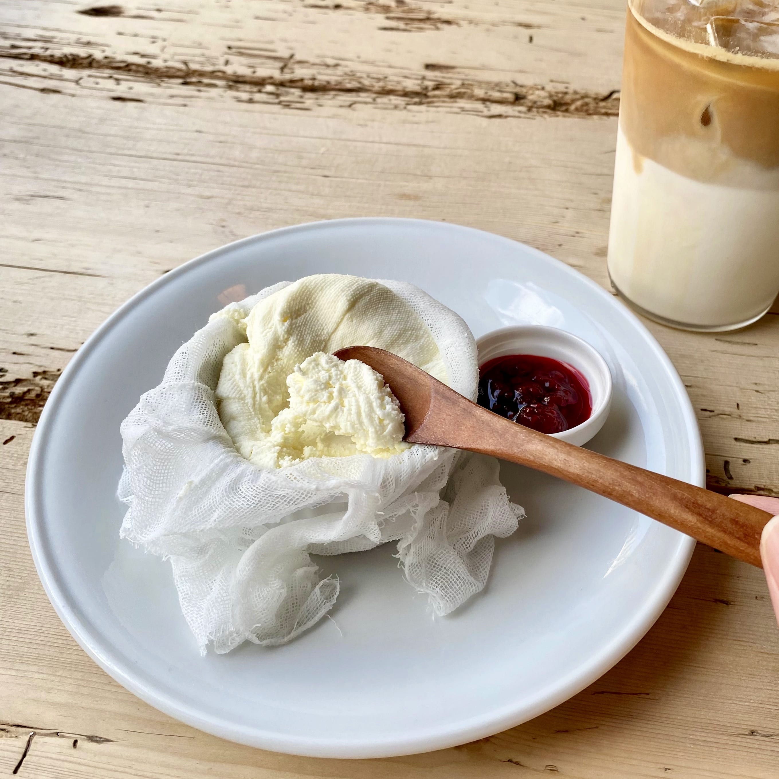 cafe&bar anthem　ガーゼに包まれたレアチーズケーキ
