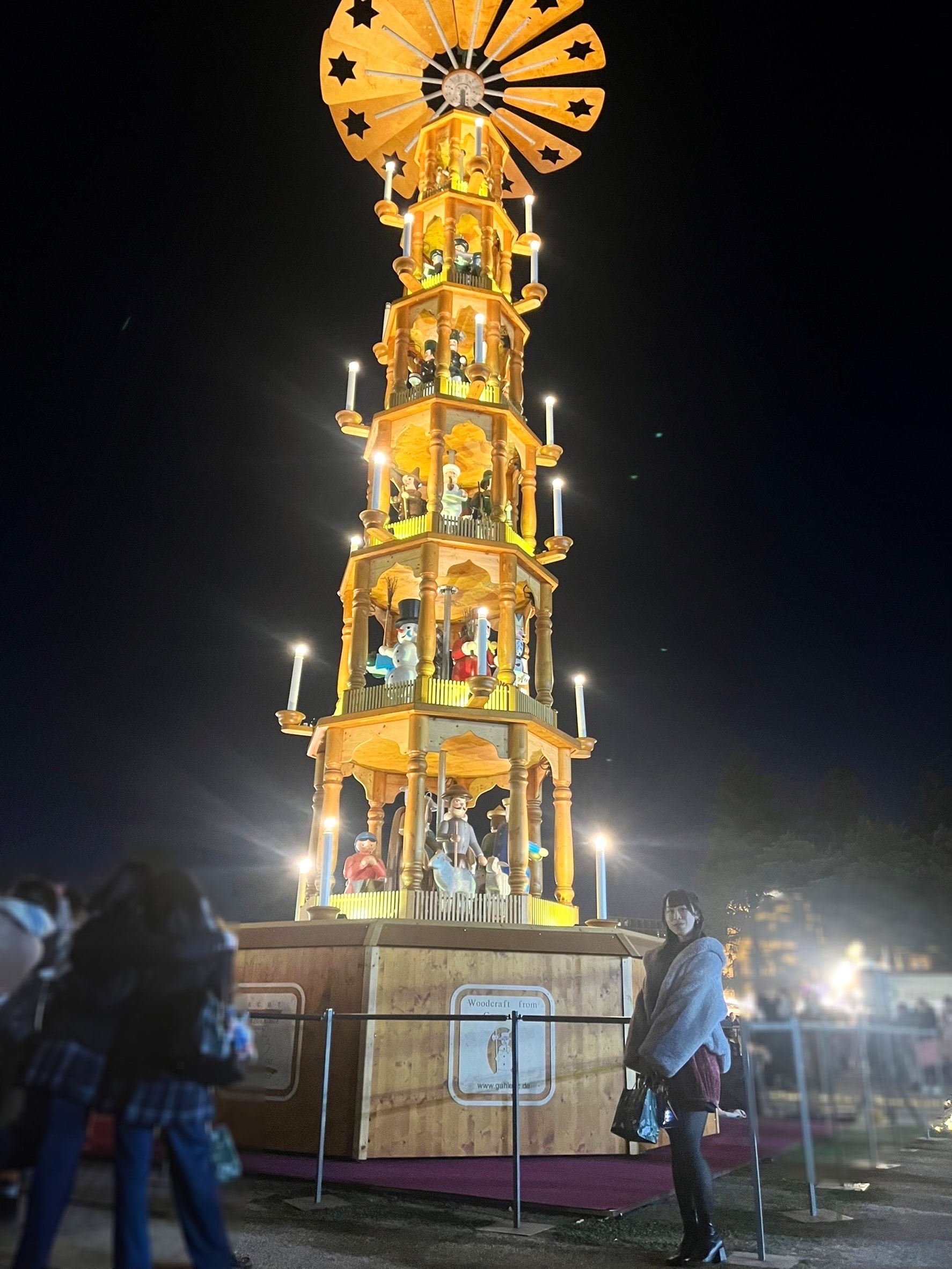 『東京クリスマスマーケット2023 in 明治神宮外苑』高さ14mのクリスマスピラミッド。