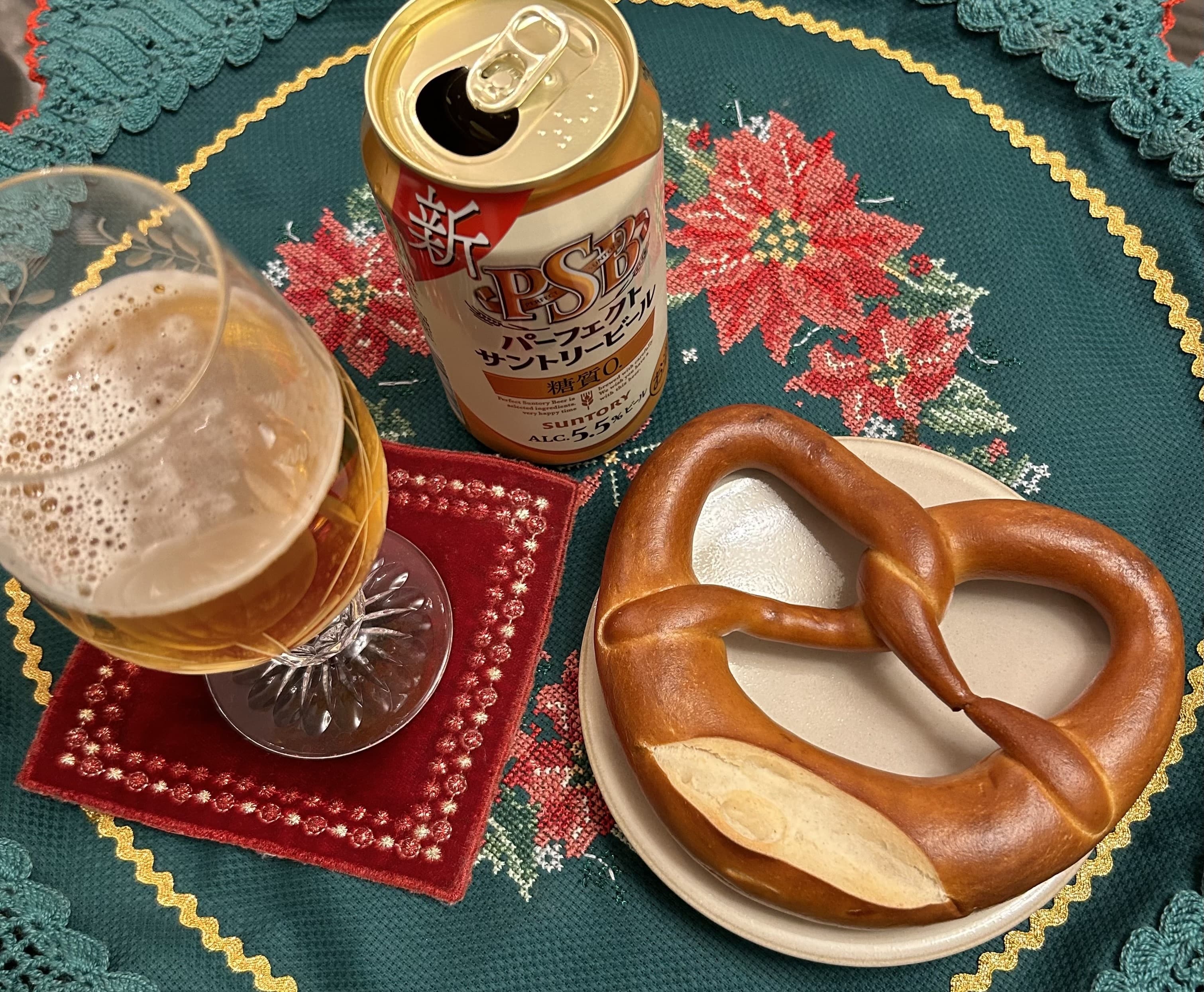 プレッツェル、ビール、クリスマスマーケット