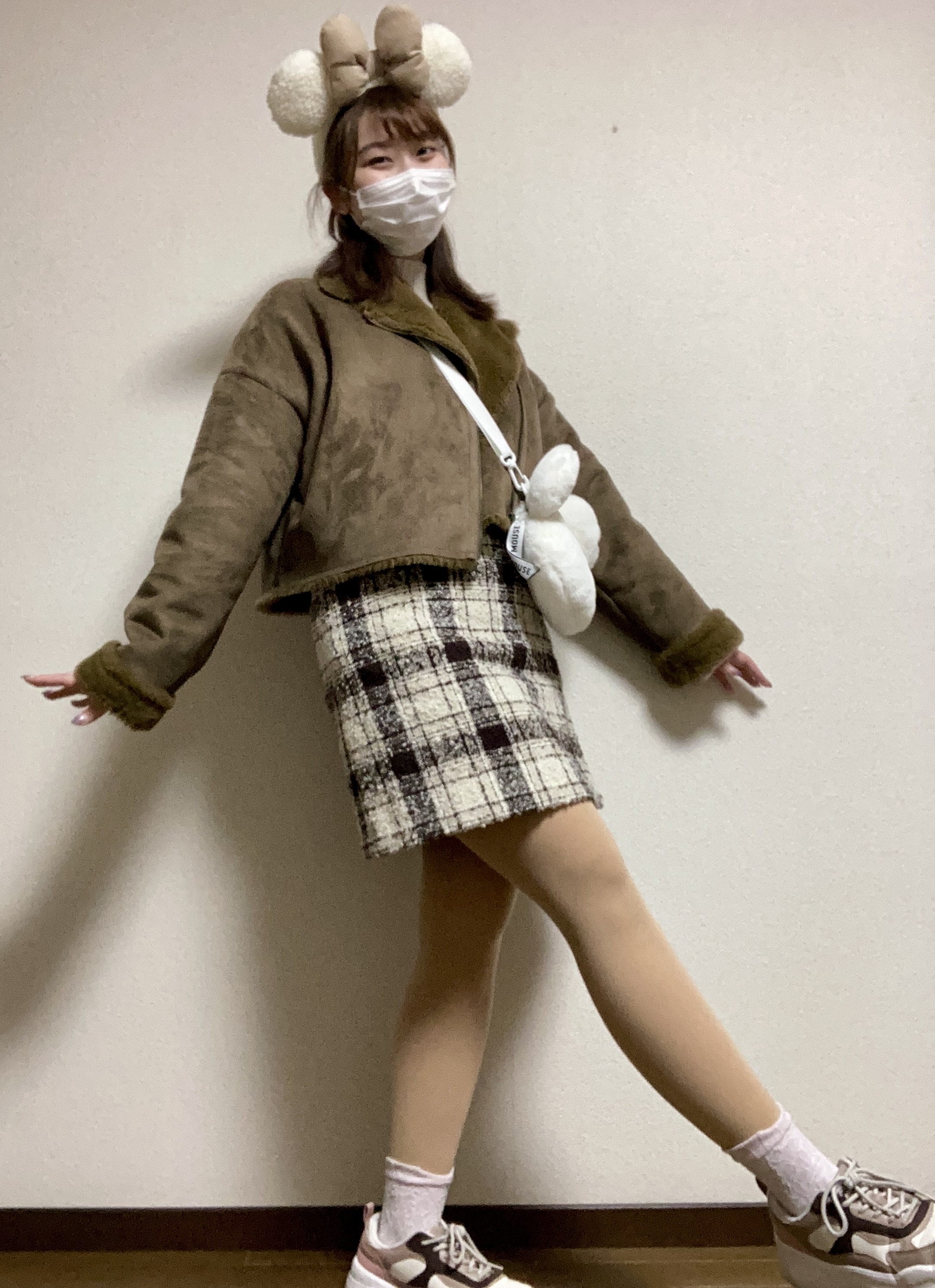 カチューシャコーデ　ベージュ　ブラウン　ディズニーコーデ　ミニーコーデ