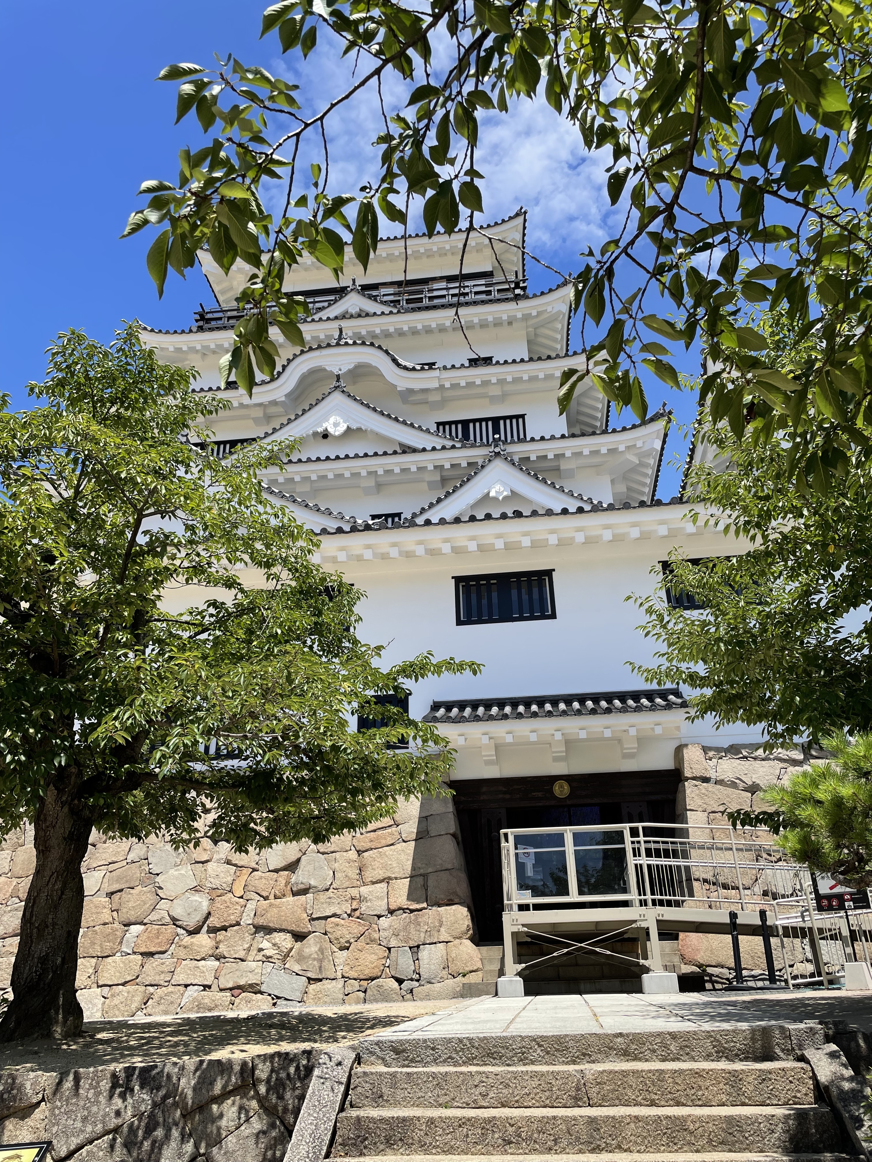 下から見上げた福山城