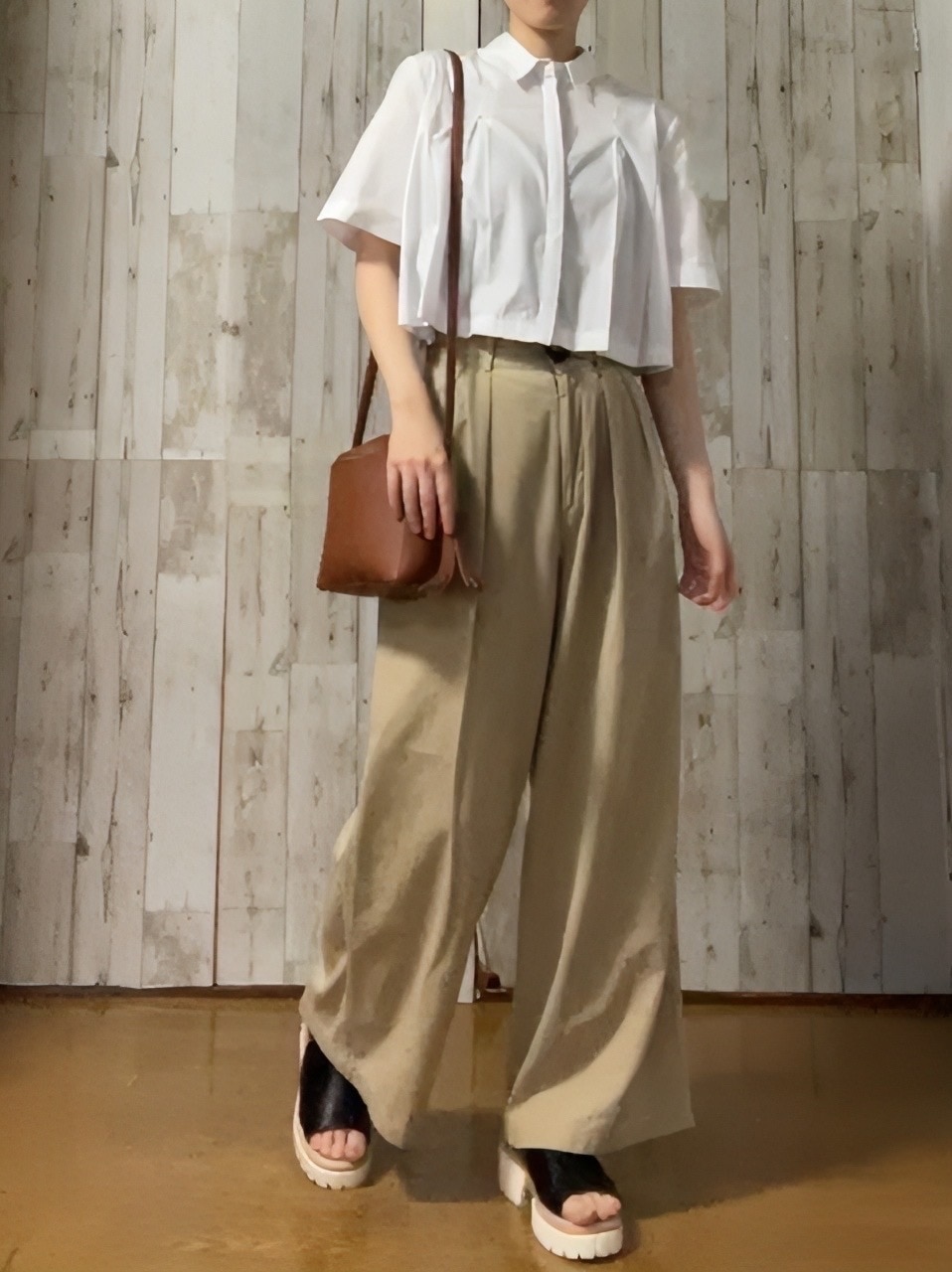 クロップドプリーツポプリンシャツ(ホワイト)×ワイドパンツ(ベージュ)のコーデ