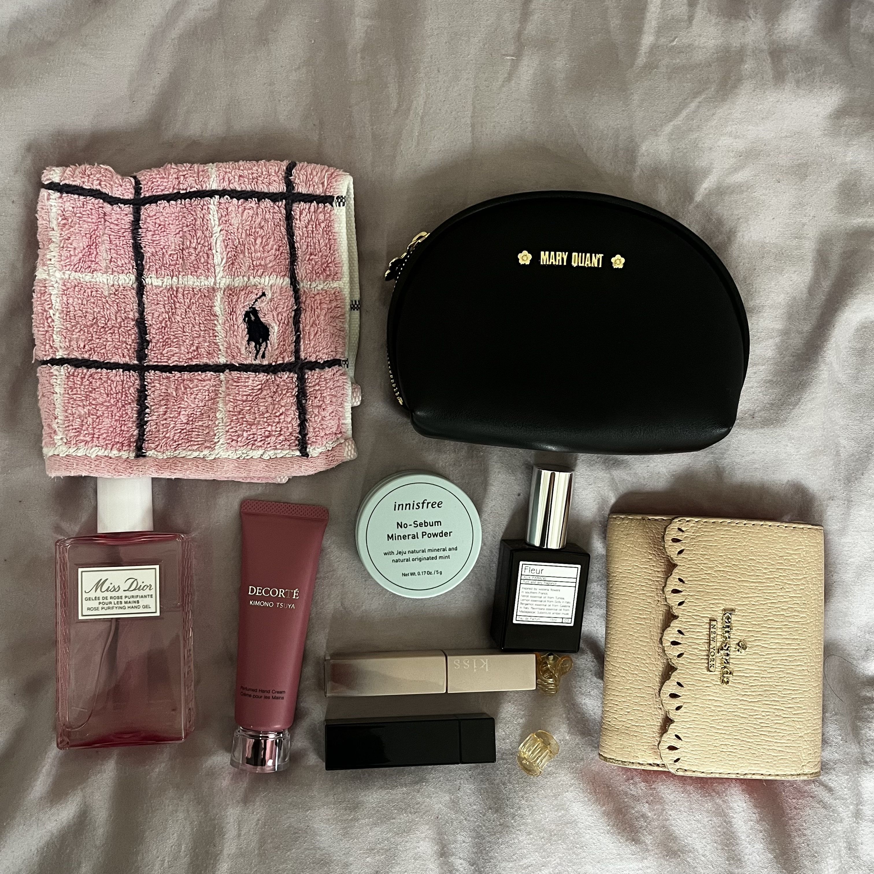 バッグの中身　コスメ　財布